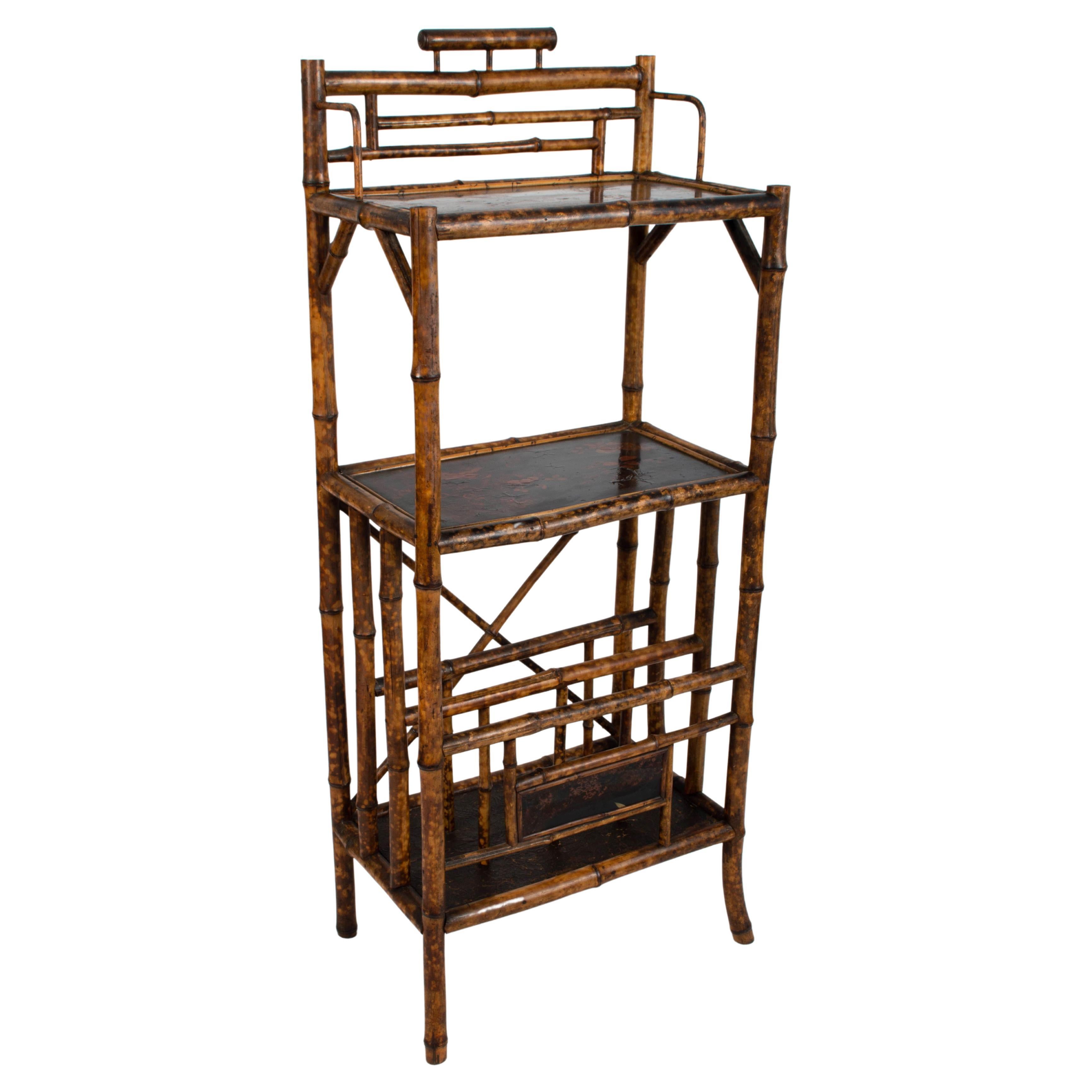 Antike anglo-chinesische Etagere-Regale aus lackiertem Bambus des 19. Jahrhunderts, England im Angebot