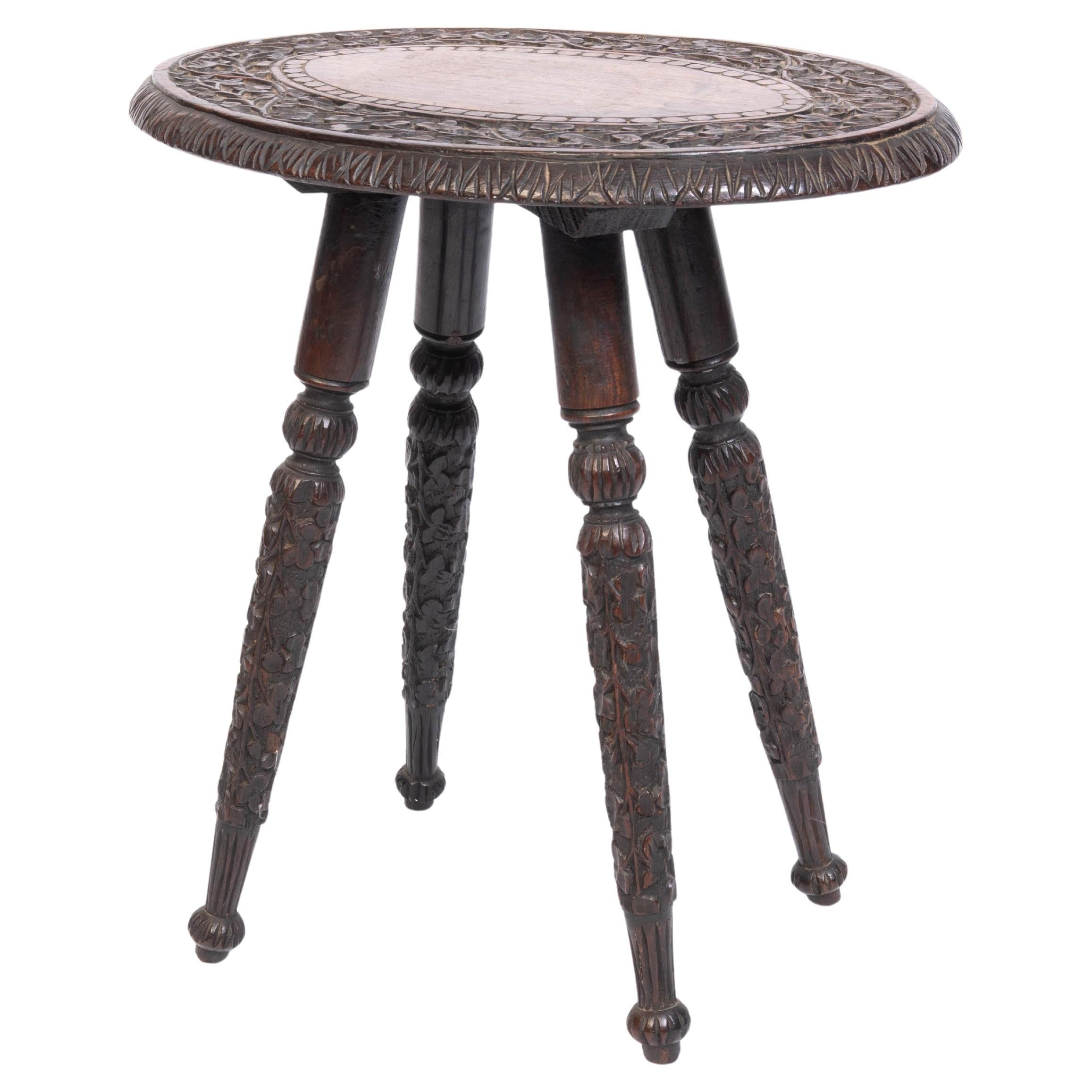 Antigua mesa auxiliar tallada angloindia del siglo XIX en venta