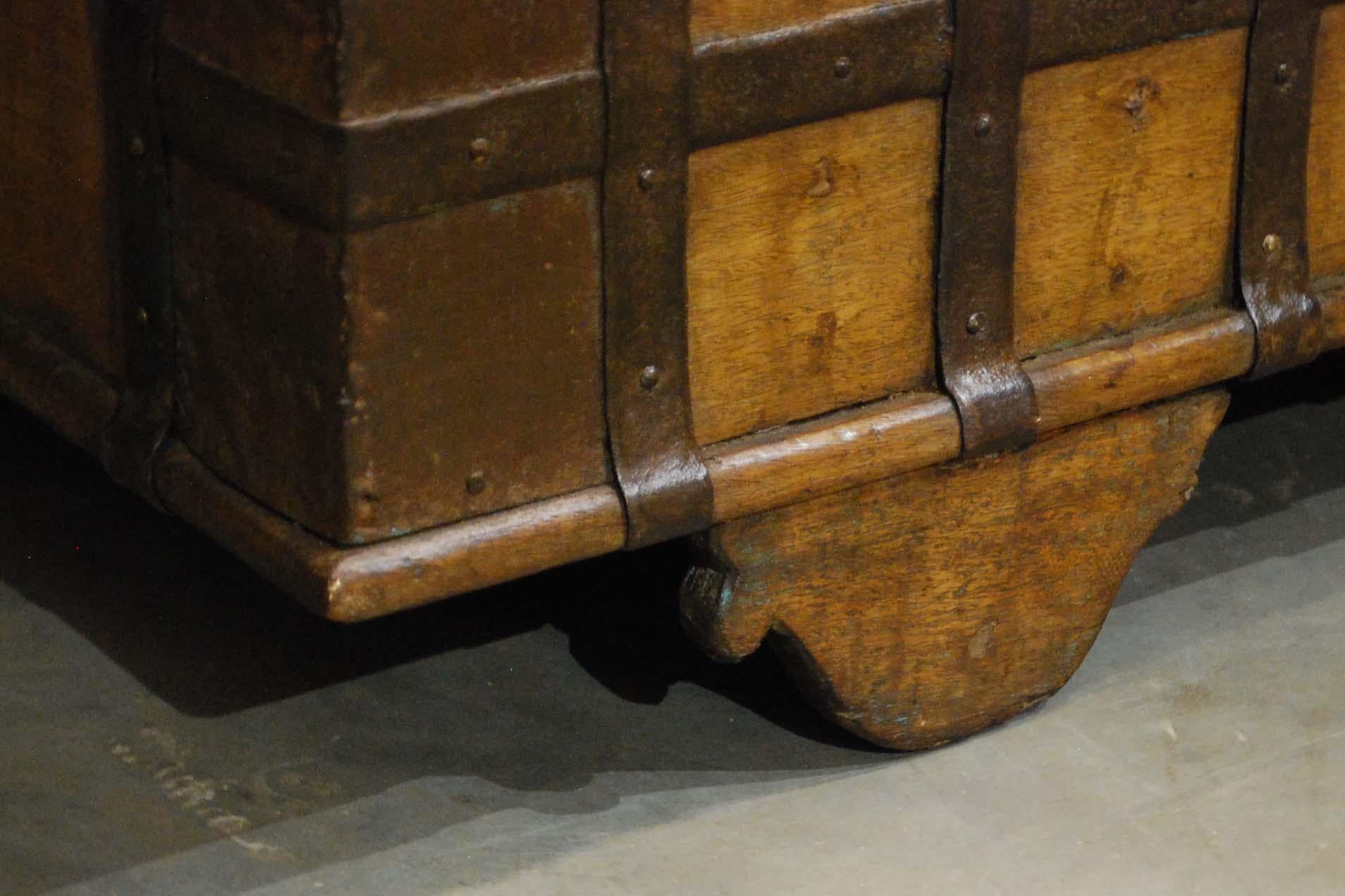 Antique 19th Century Anglo-Indian Haveli Trunk with Iron-Clad Fittings For Sale 6