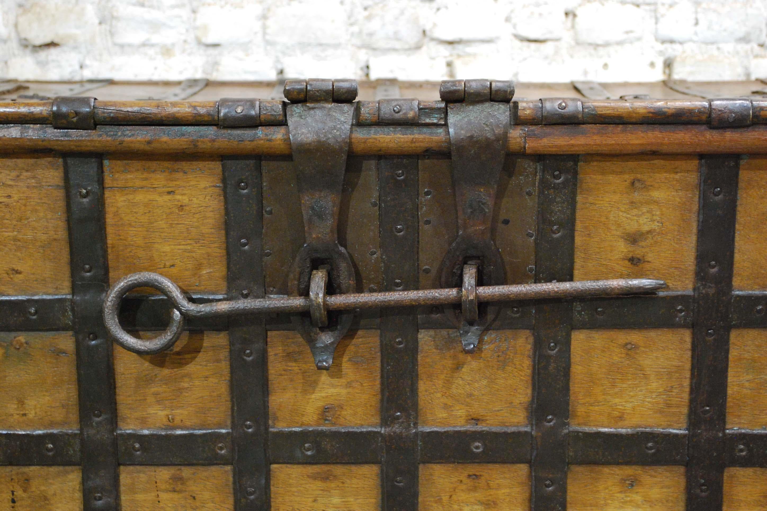 Antique 19th Century Anglo-Indian Haveli Trunk with Iron-Clad Fittings For Sale 7