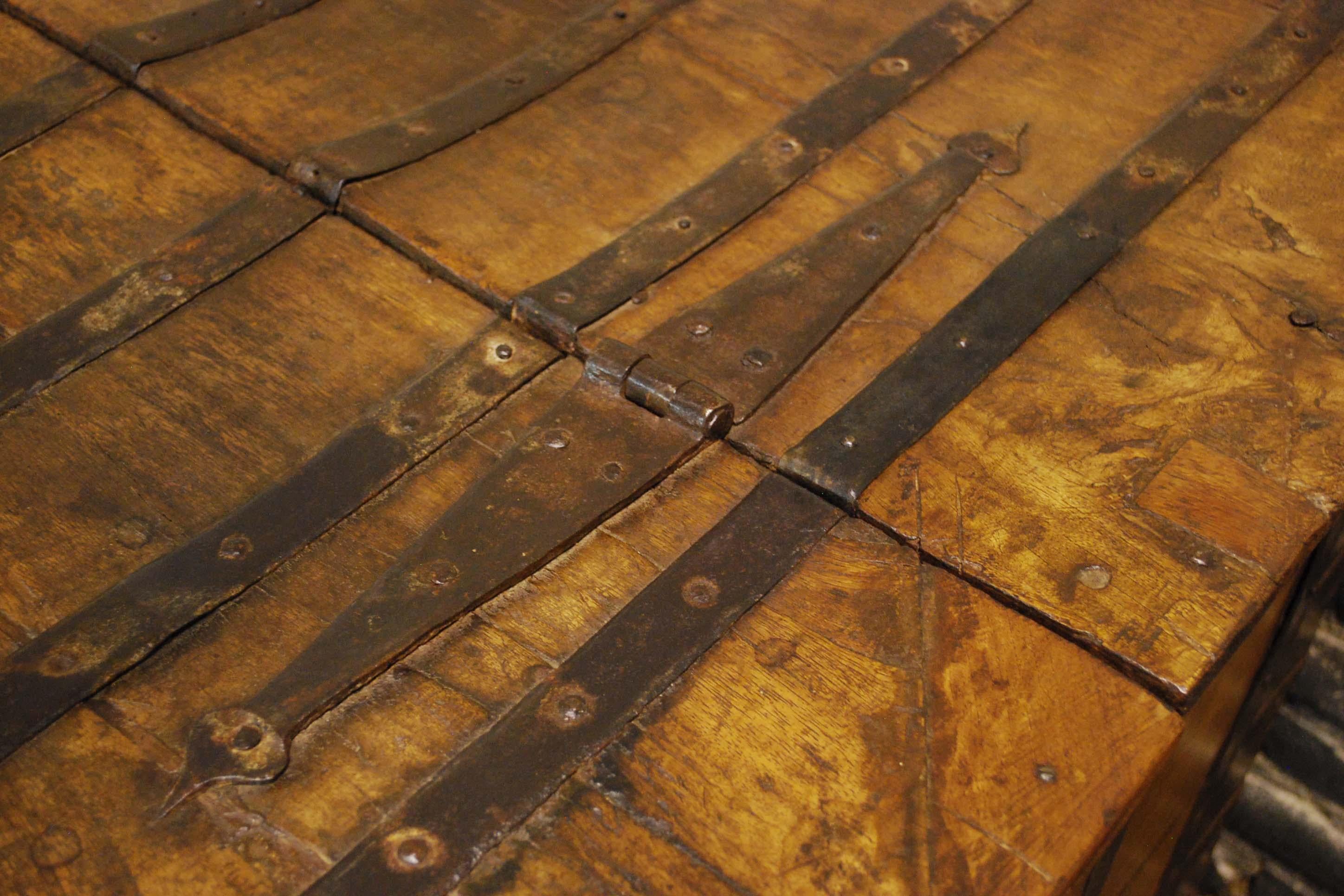 Antique 19th Century Anglo-Indian Haveli Trunk with Iron-Clad Fittings For Sale 7