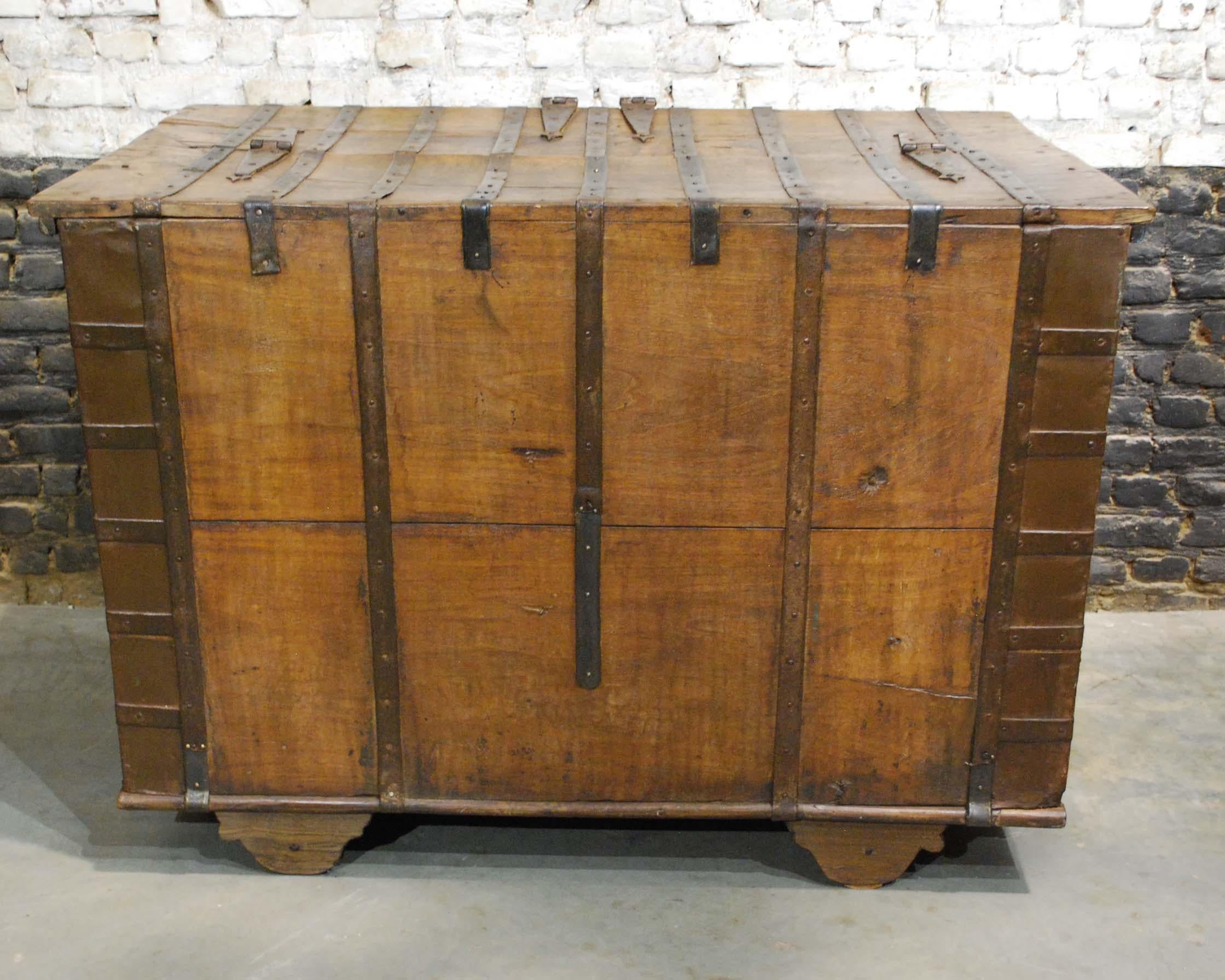 Antique 19th Century Anglo-Indian Haveli Trunk with Iron-Clad Fittings For Sale 11