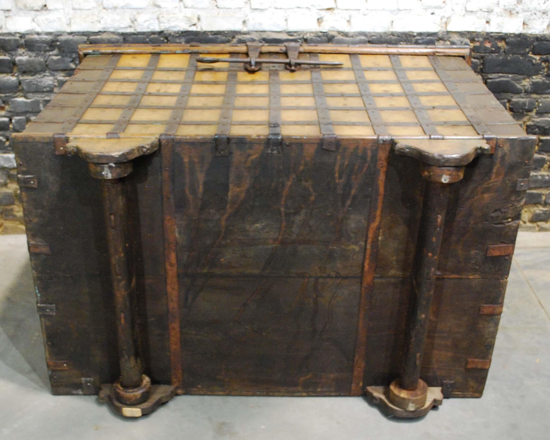 Antique 19th Century Anglo-Indian Haveli Trunk with Iron-Clad Fittings For Sale 12