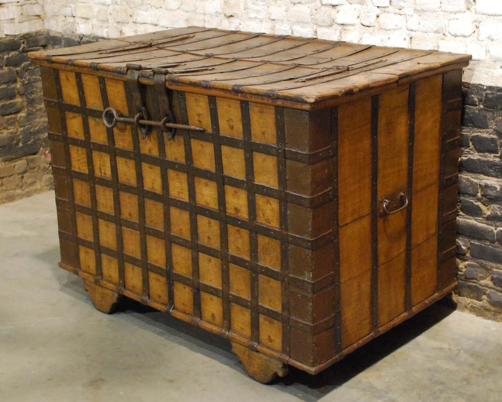 Antique 19th Century Anglo-Indian Haveli Trunk with Iron-Clad Fittings In Good Condition For Sale In Casteren, NL