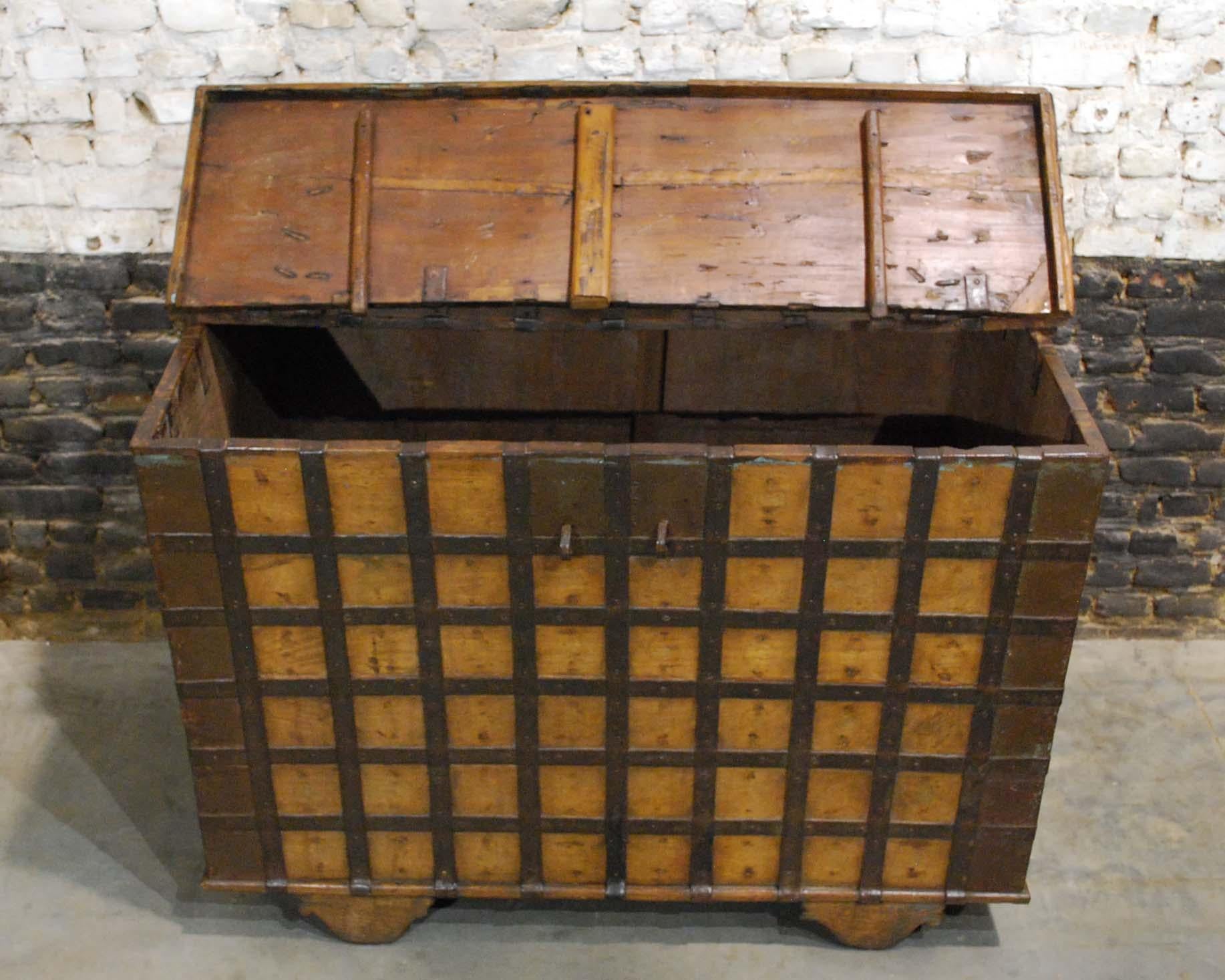 Antique 19th Century Anglo-Indian Haveli Trunk with Iron-Clad Fittings For Sale 1