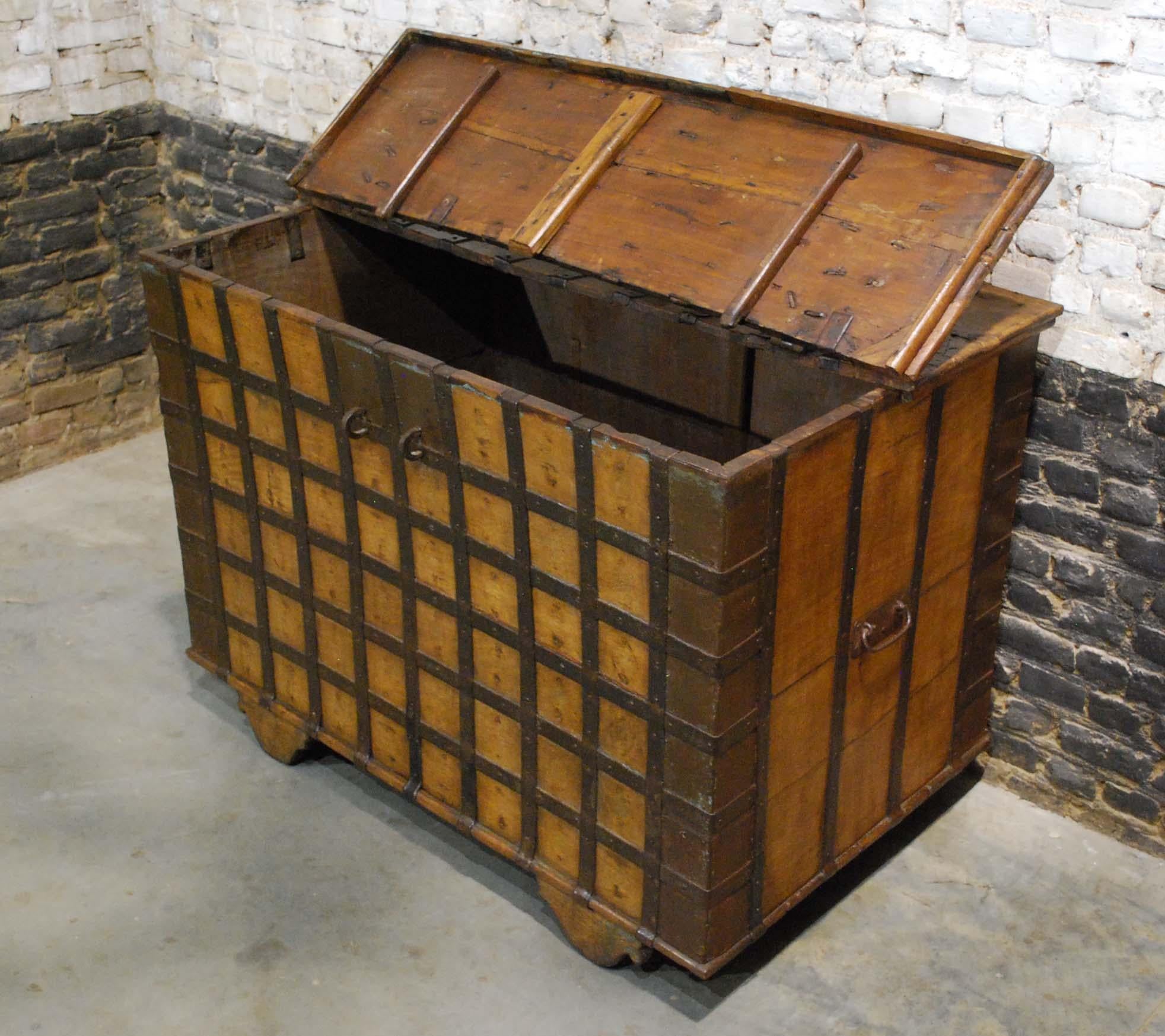 Antique 19th Century Anglo-Indian Haveli Trunk with Iron-Clad Fittings For Sale 2