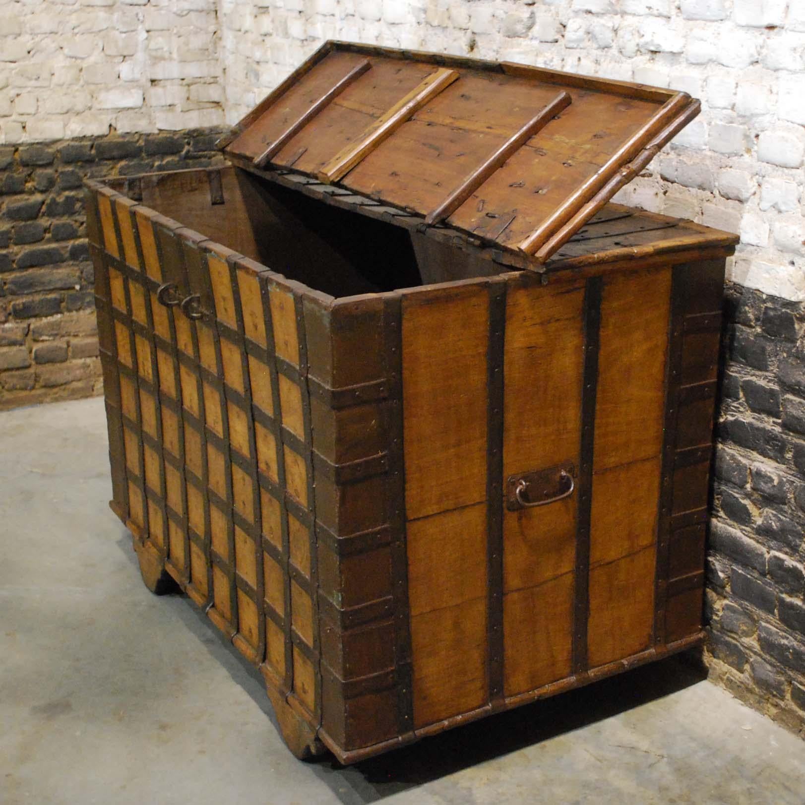 Antique 19th Century Anglo-Indian Haveli Trunk with Iron-Clad Fittings For Sale 3