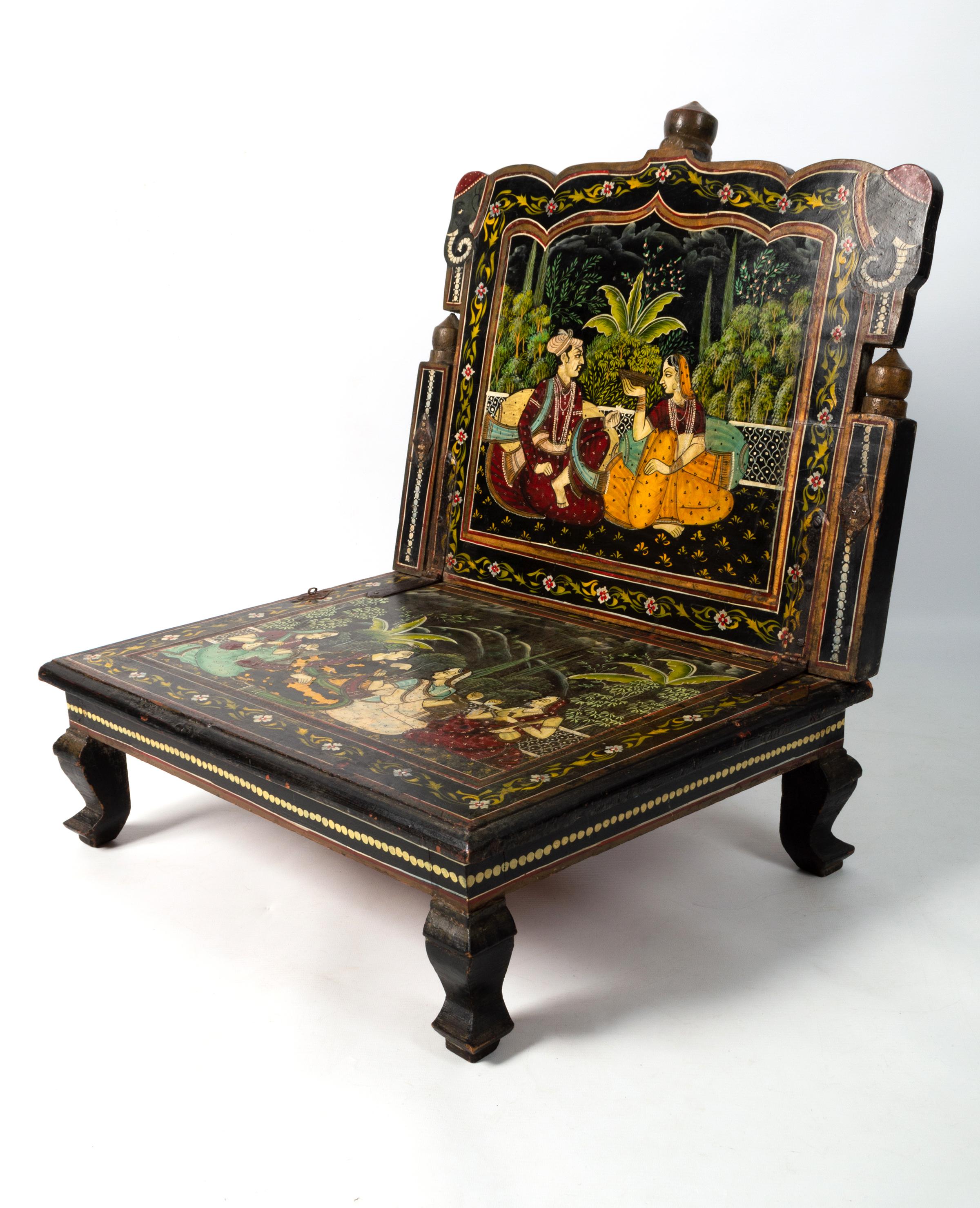Antike Anglo-Indian Rajasthani gemalt Mughal Szene Folding dekorativen Stuhl C.1920

Ein wunderbares Dekorationsstück. Strukturell solide, fehlende Haken an der Rückenlehne, daher für dekorative Zwecke und nicht für allgemeine Sitzgelegenheiten