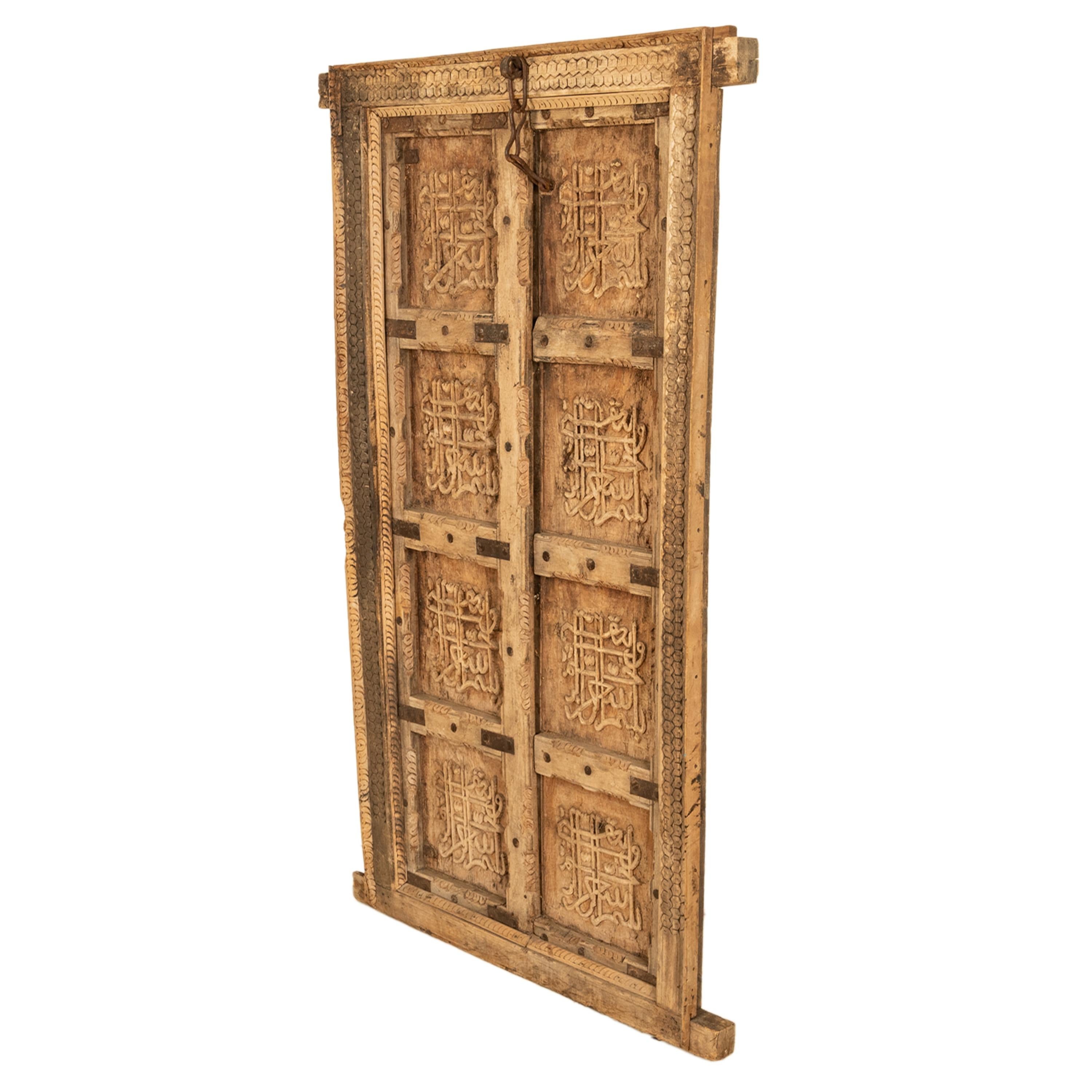 Una buona coppia di antiche porte o persiane marocchine in legno duro, intagliate con calligrafia islamica, circa 1850
Le porte sono alloggiate nella loro cornice originale intagliata e ogni porta presenta quattro pannelli intagliati e una