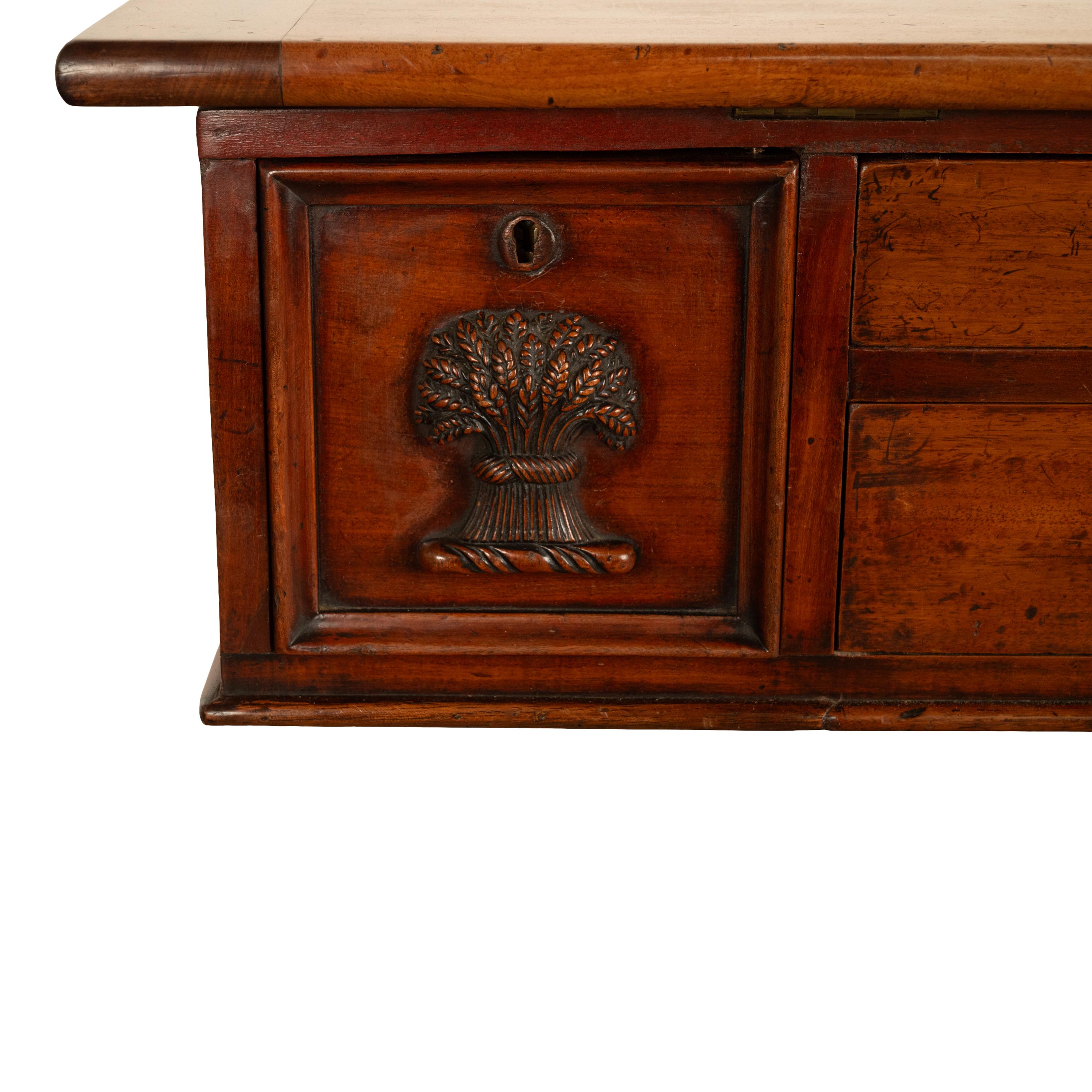 Ancienne table de travail d'architecte du 19ème siècle à piédestal en acajou, 1870 en vente 2