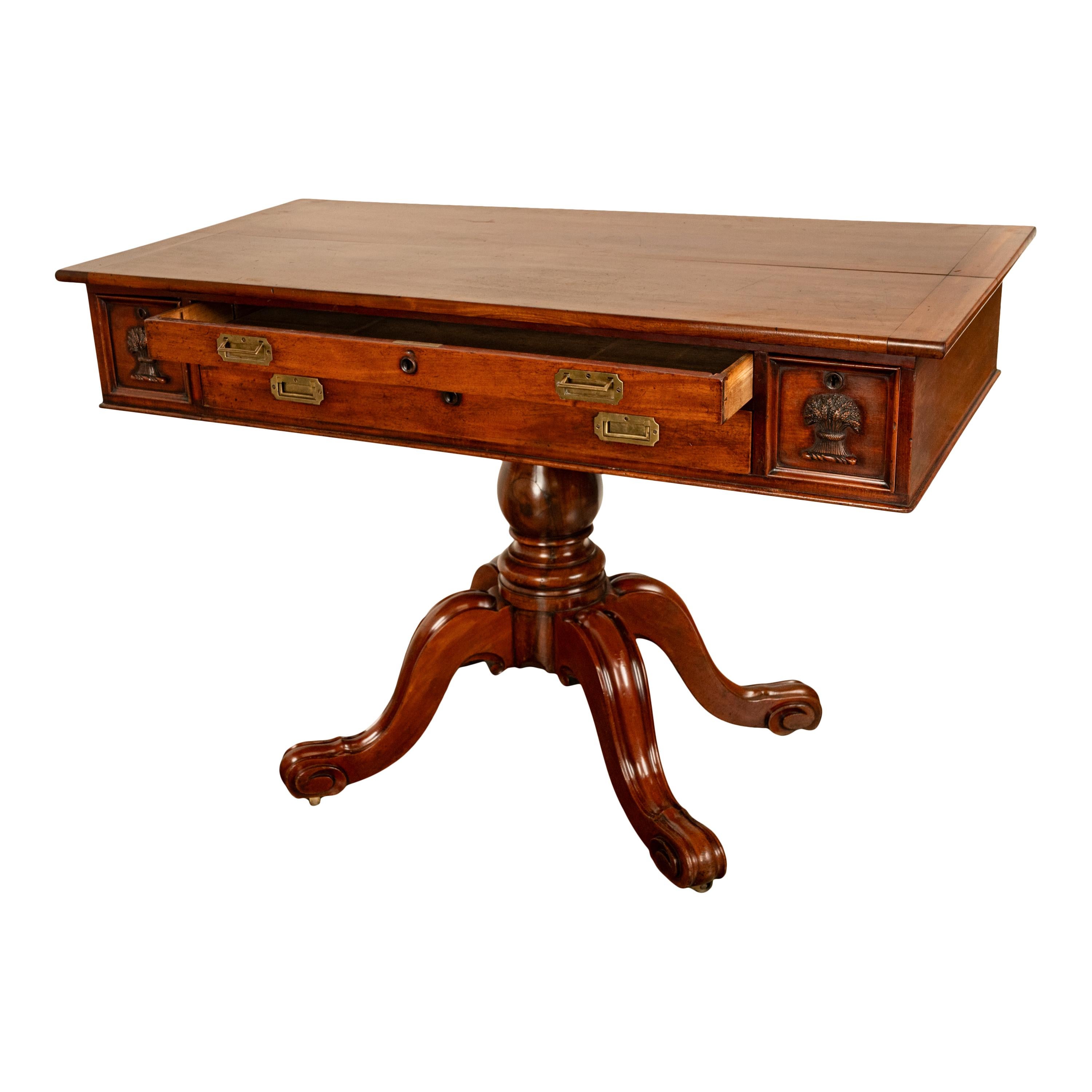 Sculpté Ancienne table de travail d'architecte du 19ème siècle à piédestal en acajou, 1870 en vente
