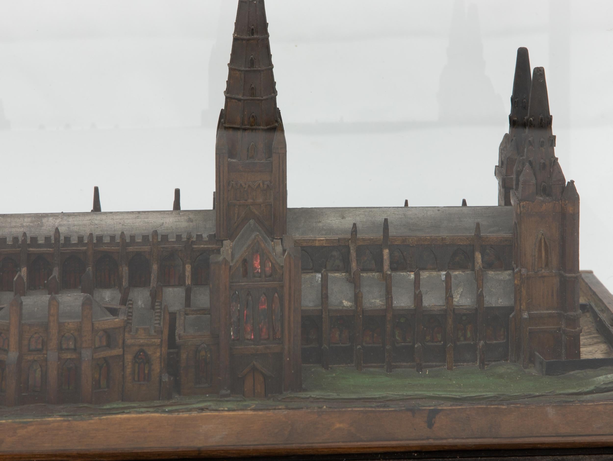 Ein englisches Modell der Kathedrale von Lichfield aus dem späten 19. oder frühen 20. Jahrhundert in einer Glasvitrine. Dieses atemberaubende, maßstabsgetreue Modell enthält Nachbildungen der Buntglasfenster und wurde nach einer umfassenden