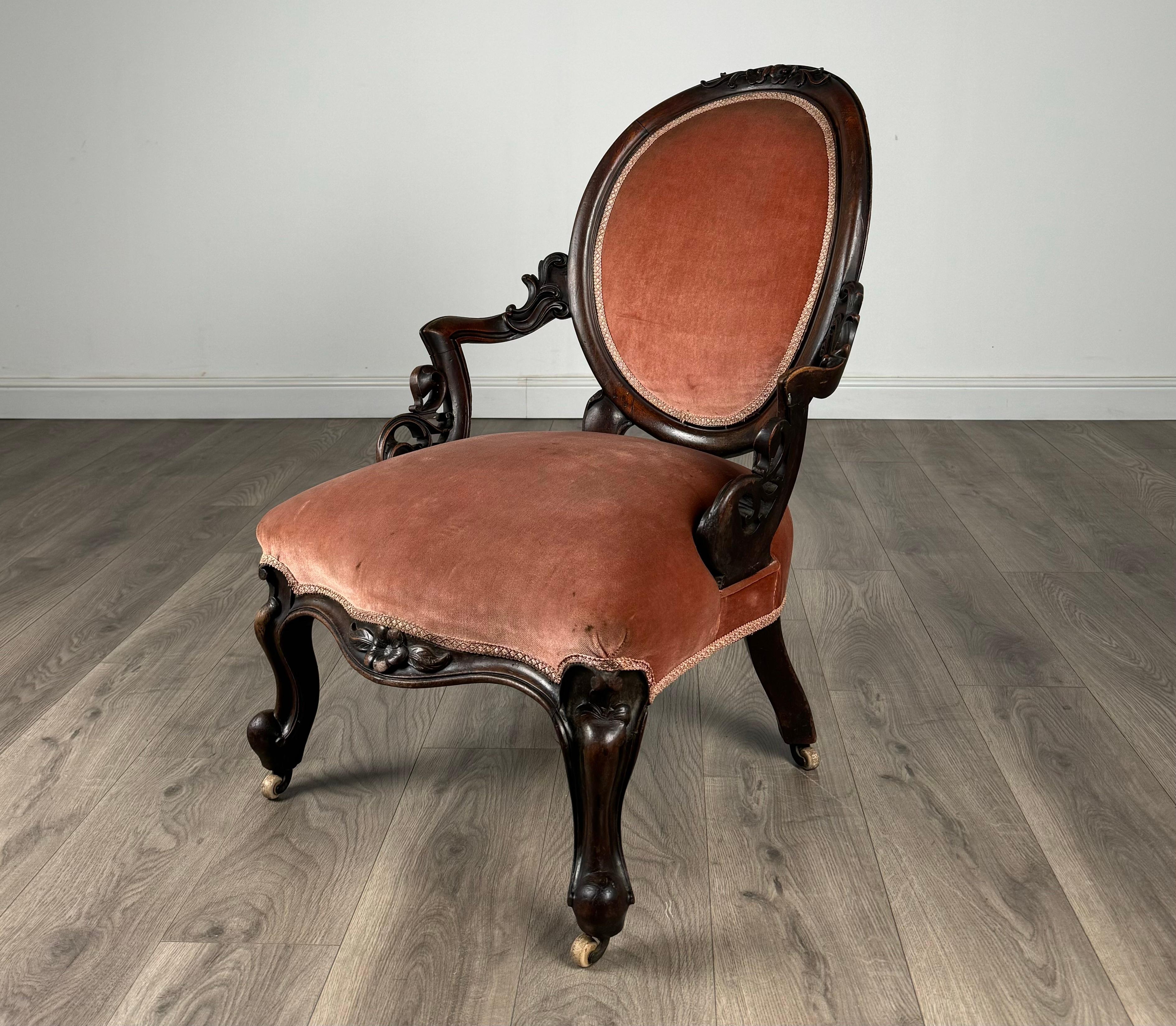 Stupenda poltrona vittoriana altamente decorativa
In mogano
La sedia è rivestita in un tessuto color pesca e poggia su bellissime gambe cabriole con rotelle in tinta.
Realizzato in legno di buona qualità con magnifici intagli su tutto il perimetro.