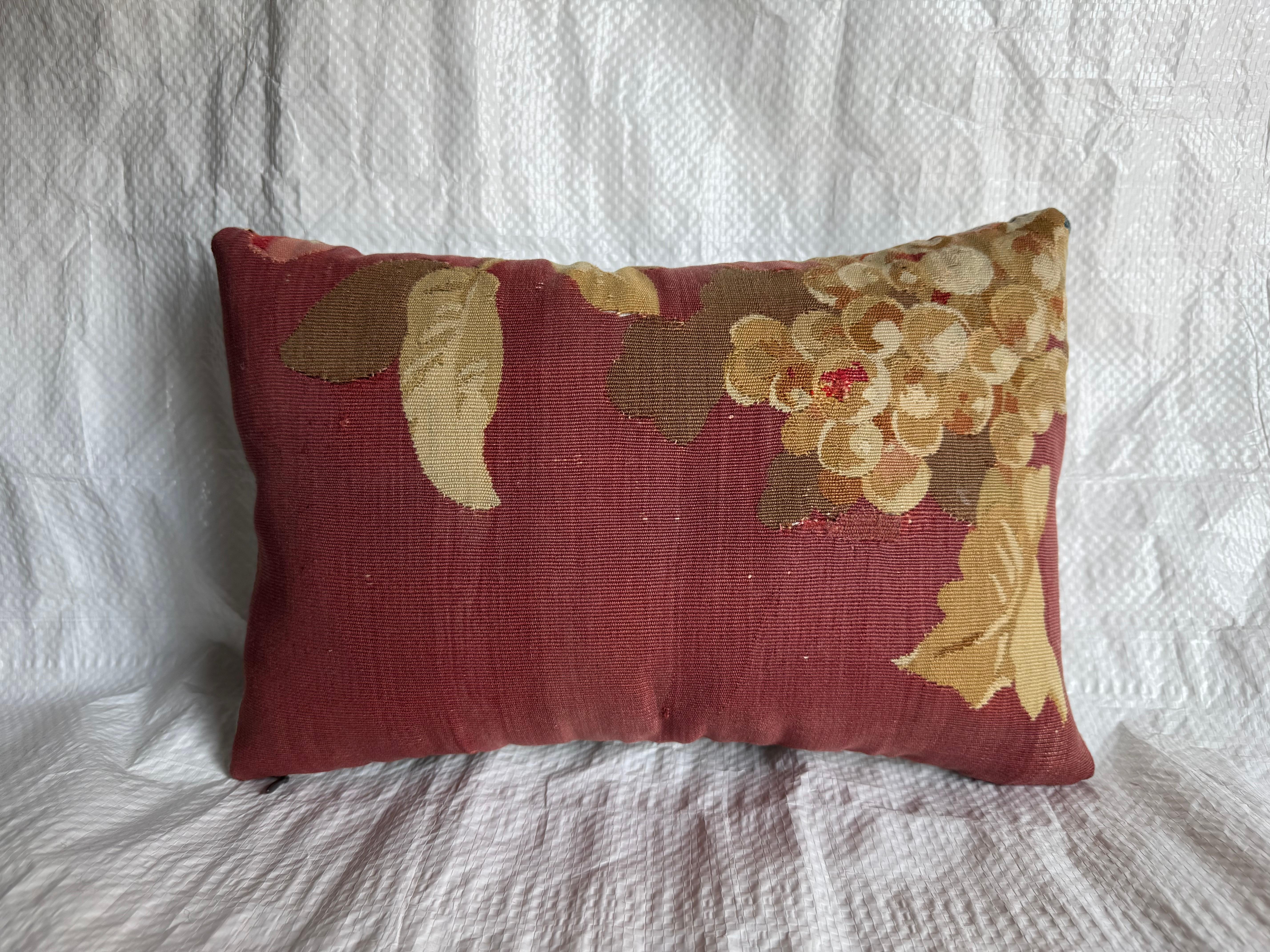 Français Coussin ancien en tapisserie d'Aubusson du 19ème siècle en vente