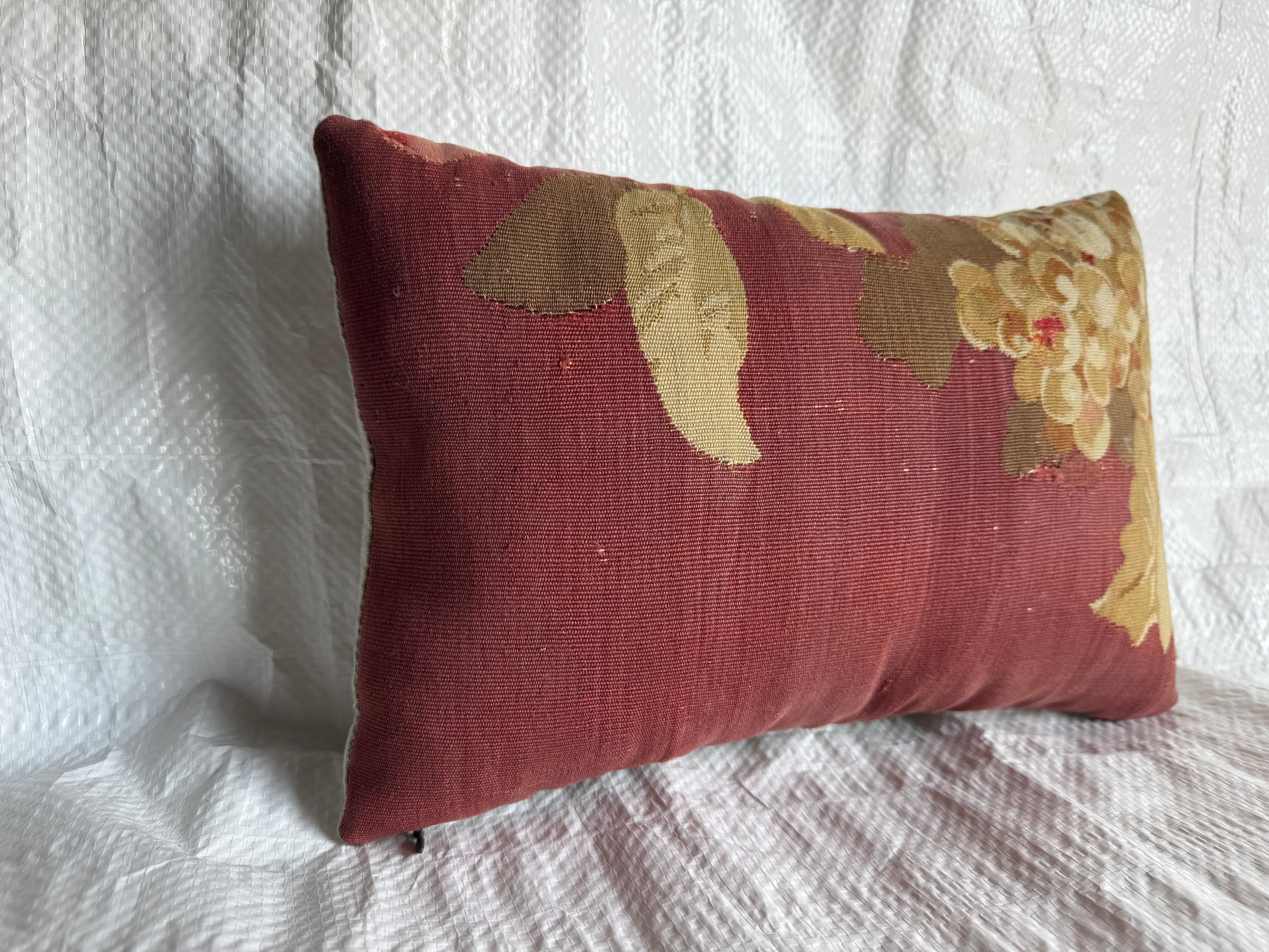 Coussin ancien en tapisserie d'Aubusson du 19ème siècle Bon état - En vente à Los Angeles, US