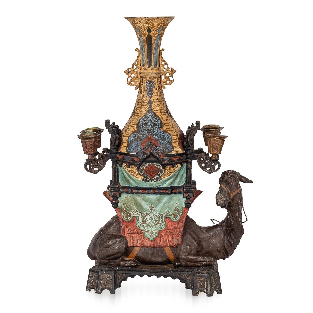 Antiker österreichischer Kandelaber des späten 19. Jahrhunderts, verziert und ungewöhnlich, aus massivem Metall, durchgehend kalt bemalt. Das Design zeigt ein majestätisches, kniendes Kamel, das eine große Vase trägt, die mit vier Kerzenhaltern an
