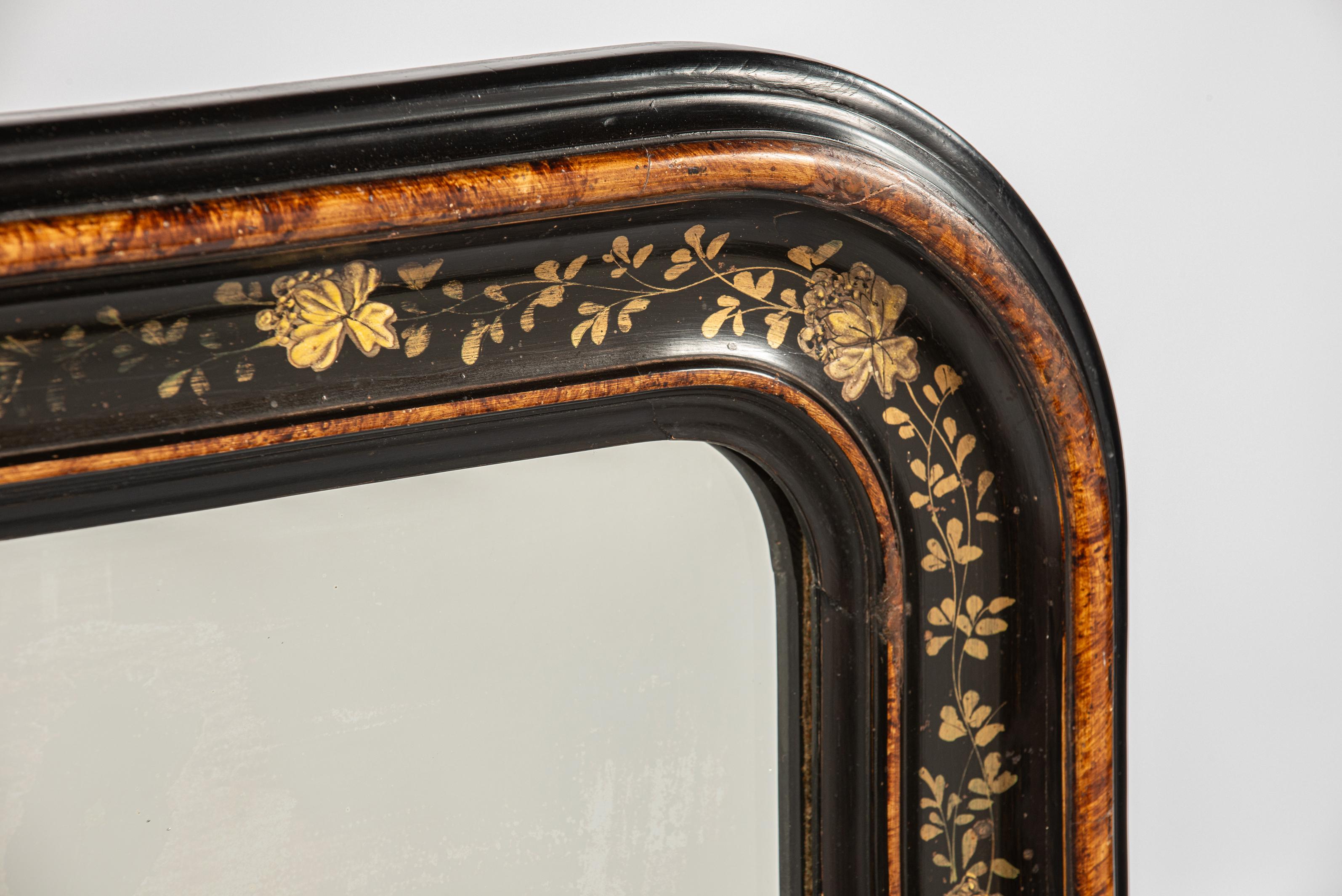 Se trata de un antiguo espejo francés de estilo Louis Philippe, fabricado hacia 1880.
El espejo tiene un marco de madera de pino, preparado suavemente con gesso. La moldura exterior en relieve está pintada a semejanza del nogal burilado y