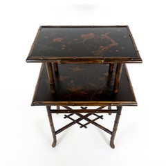 Antiker zweistöckiger Beistelltisch aus Bambus des 19. Jahrhunderts mit Chinoiserie-Dekor aus dem Chinoiserie-Stil