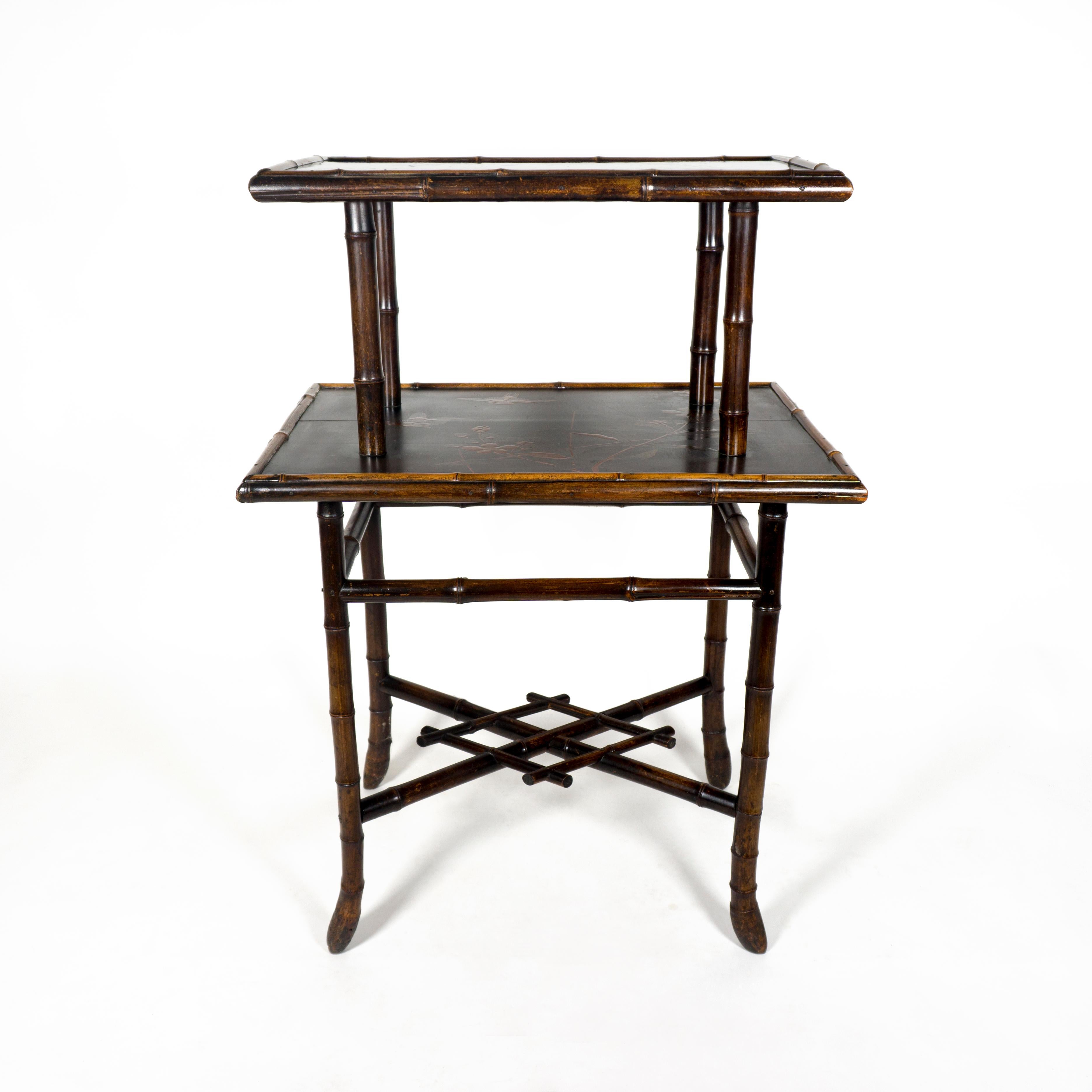 Antique 19th Century Bamboo Two Tier Side Table with Lacquared Chinoiserie Decor In Good Condition For Sale In Regensburg, DE