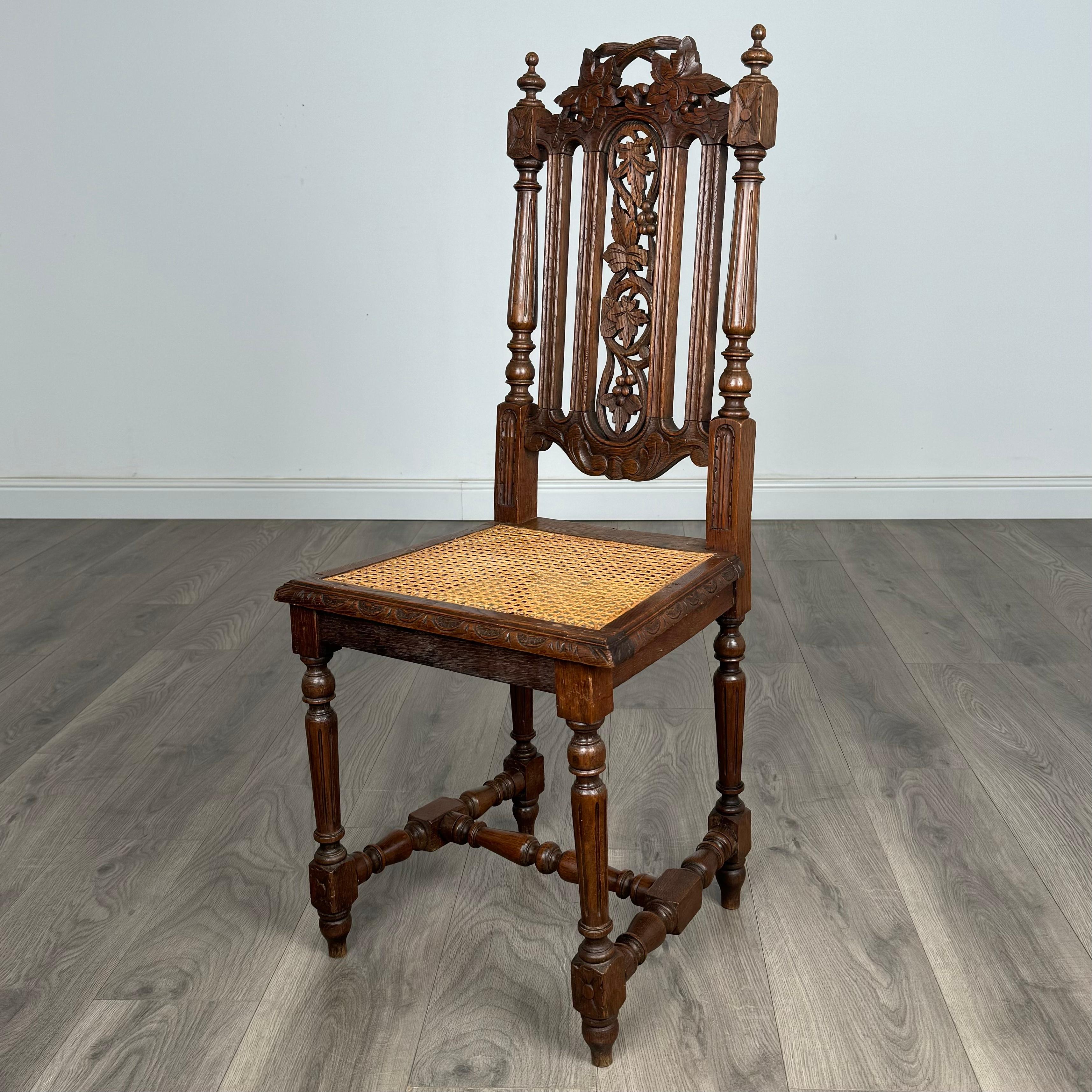 Capta la esencia del encanto del siglo XIX con esta exquisita silla de dormitorio, también adecuada para recibidores, fabricada en robusto roble y que data del año 1880. Esta pieza es un verdadero testimonio de artesanía atemporal y estilo