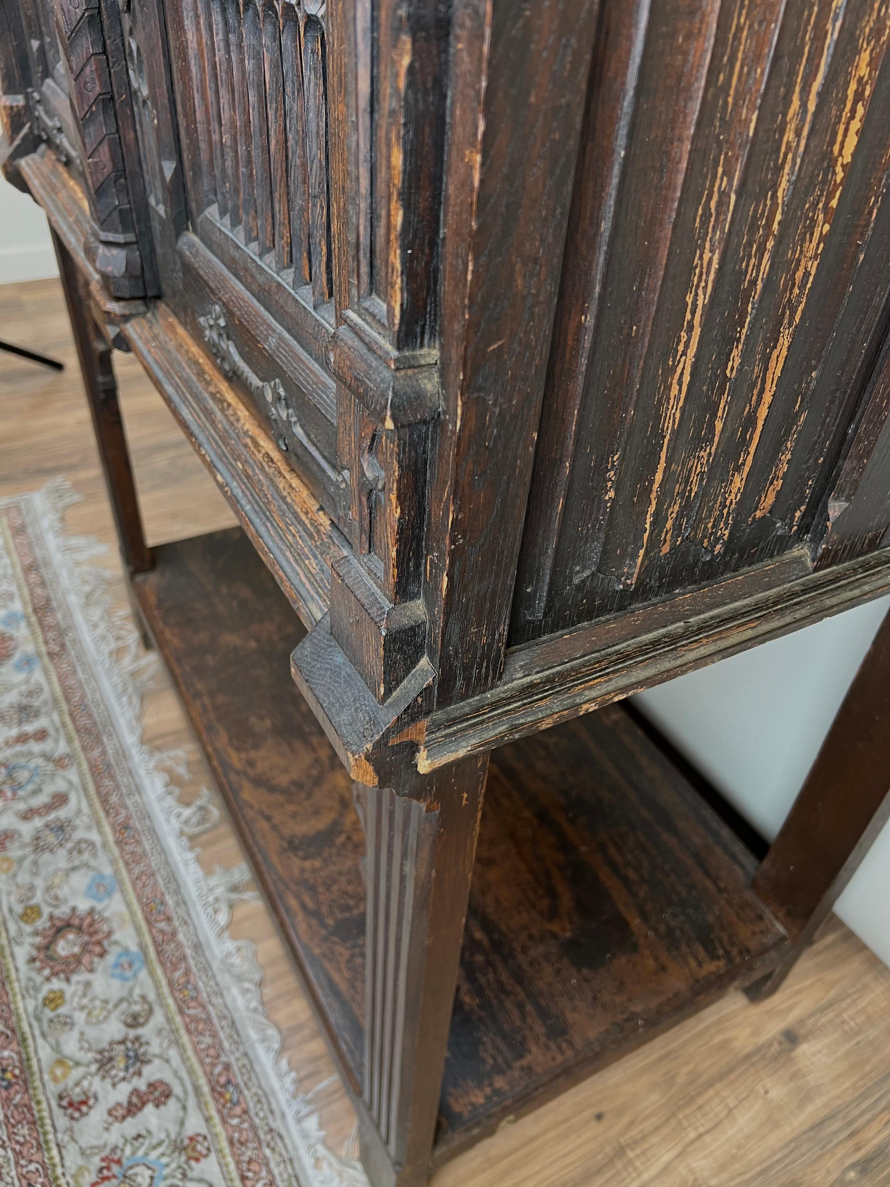 Armoire de cour néo-gothique belge du 19ème siècle en vente 2