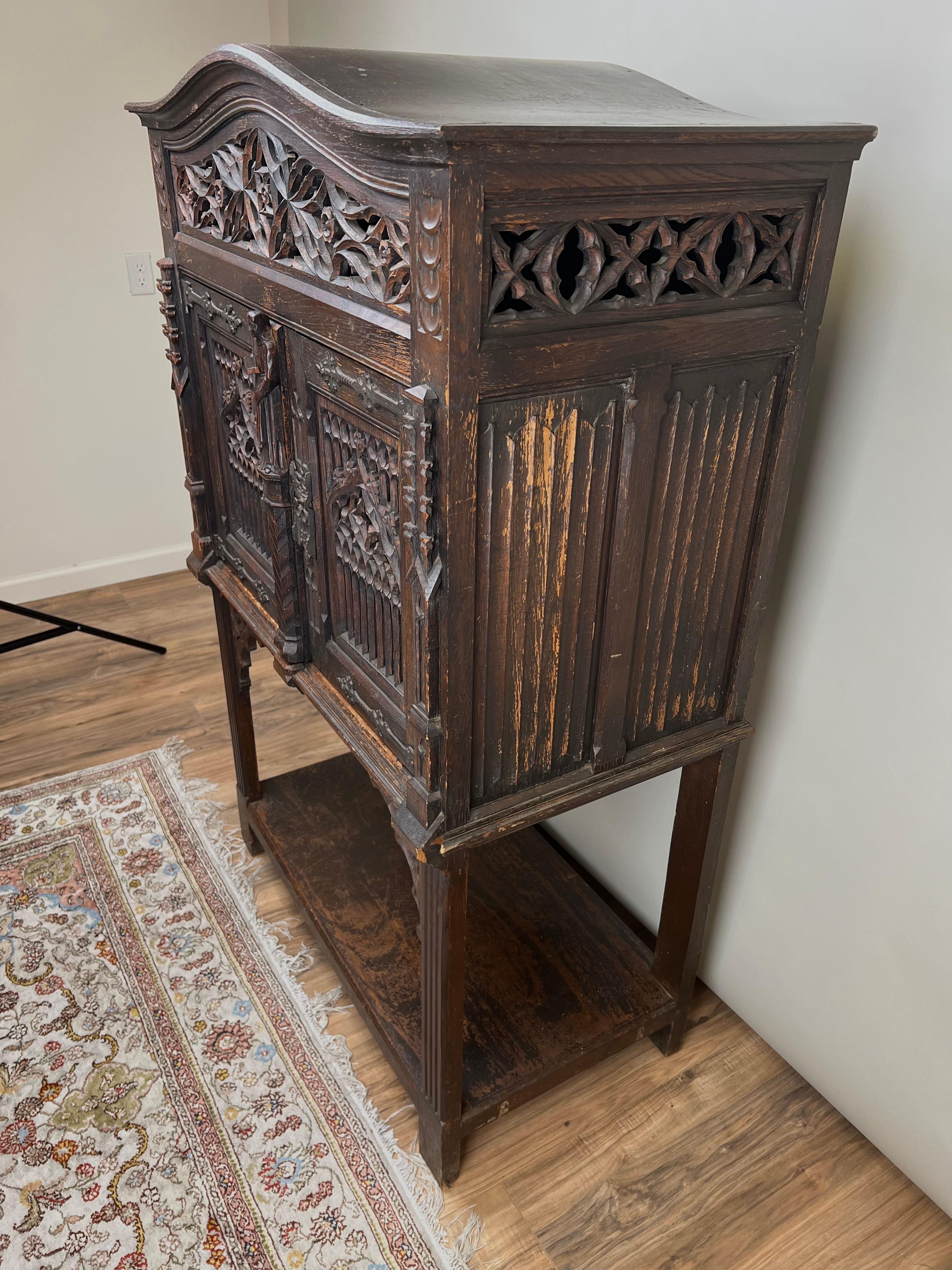 Néo-gothique Armoire de cour néo-gothique belge du 19ème siècle en vente