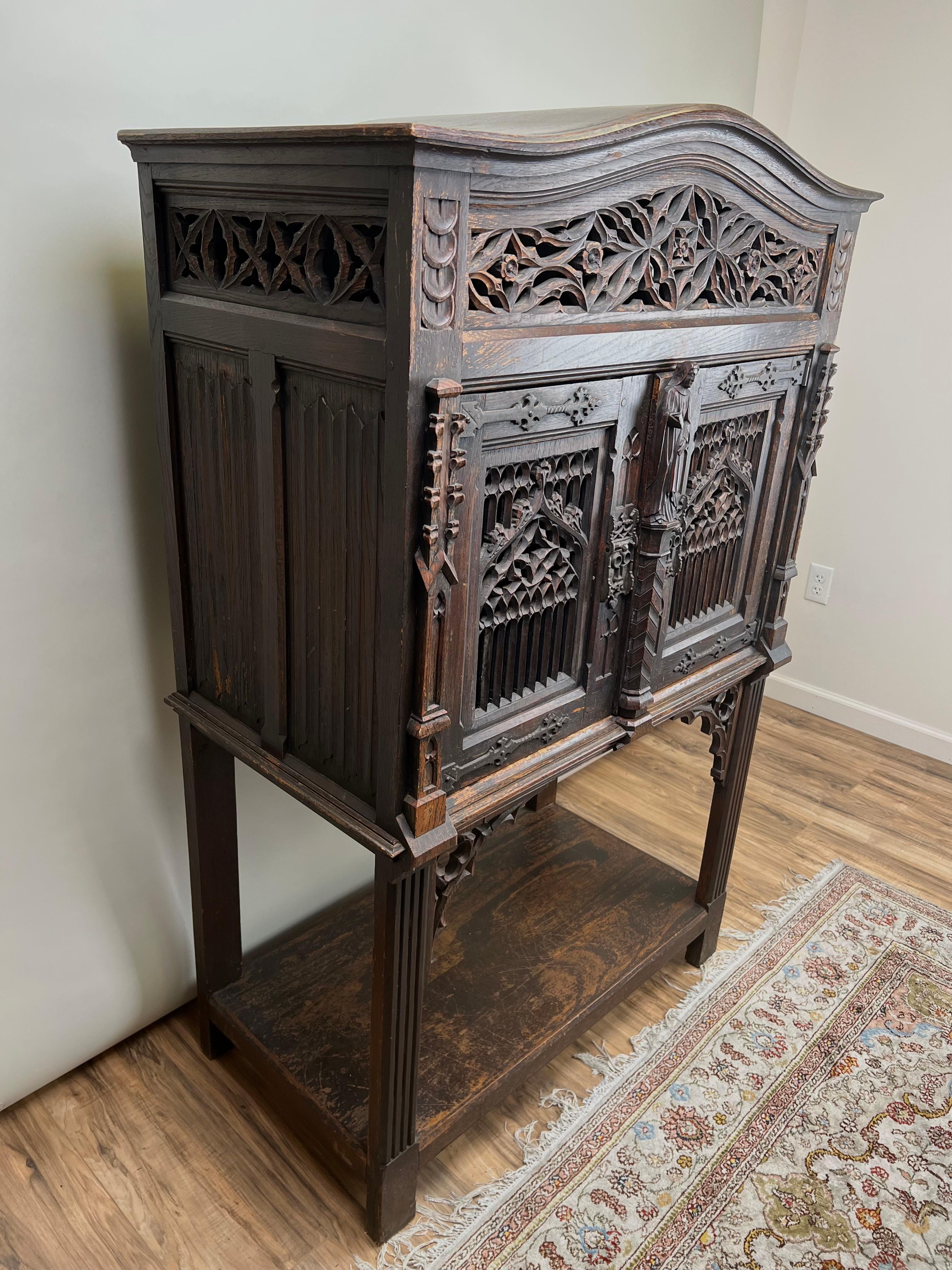 Belge Armoire de cour néo-gothique belge du 19ème siècle en vente