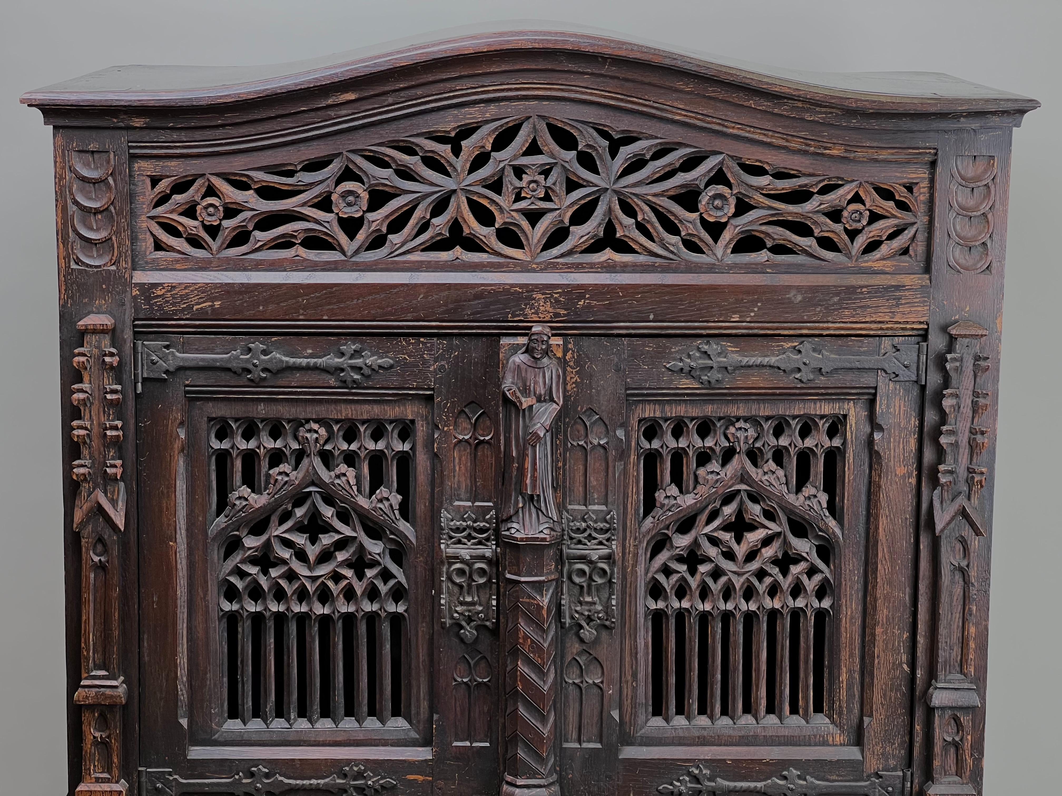 Sculpté Armoire de cour néo-gothique belge du 19ème siècle en vente