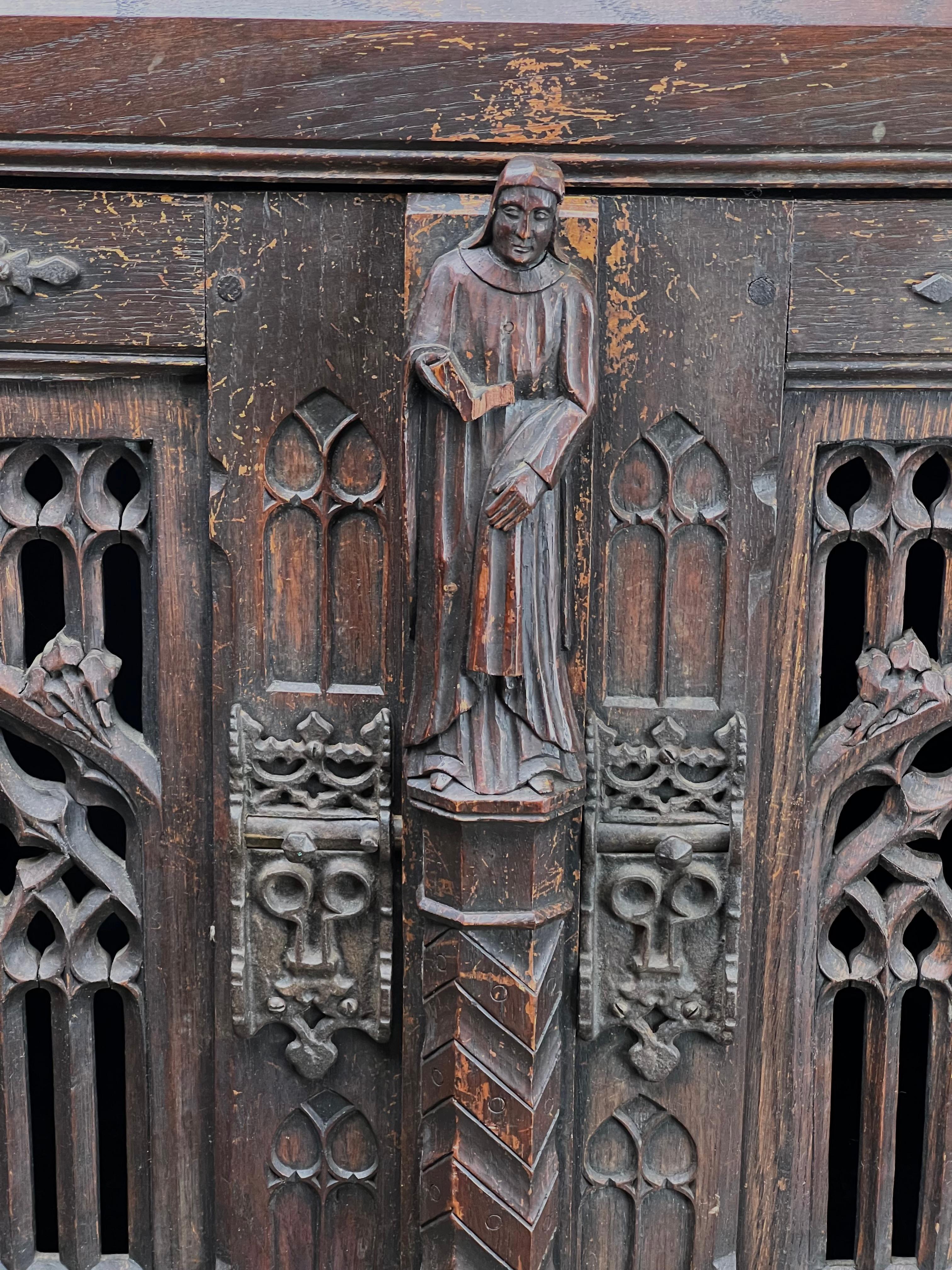 Armoire de cour néo-gothique belge du 19ème siècle État moyen - En vente à Westfield, MA