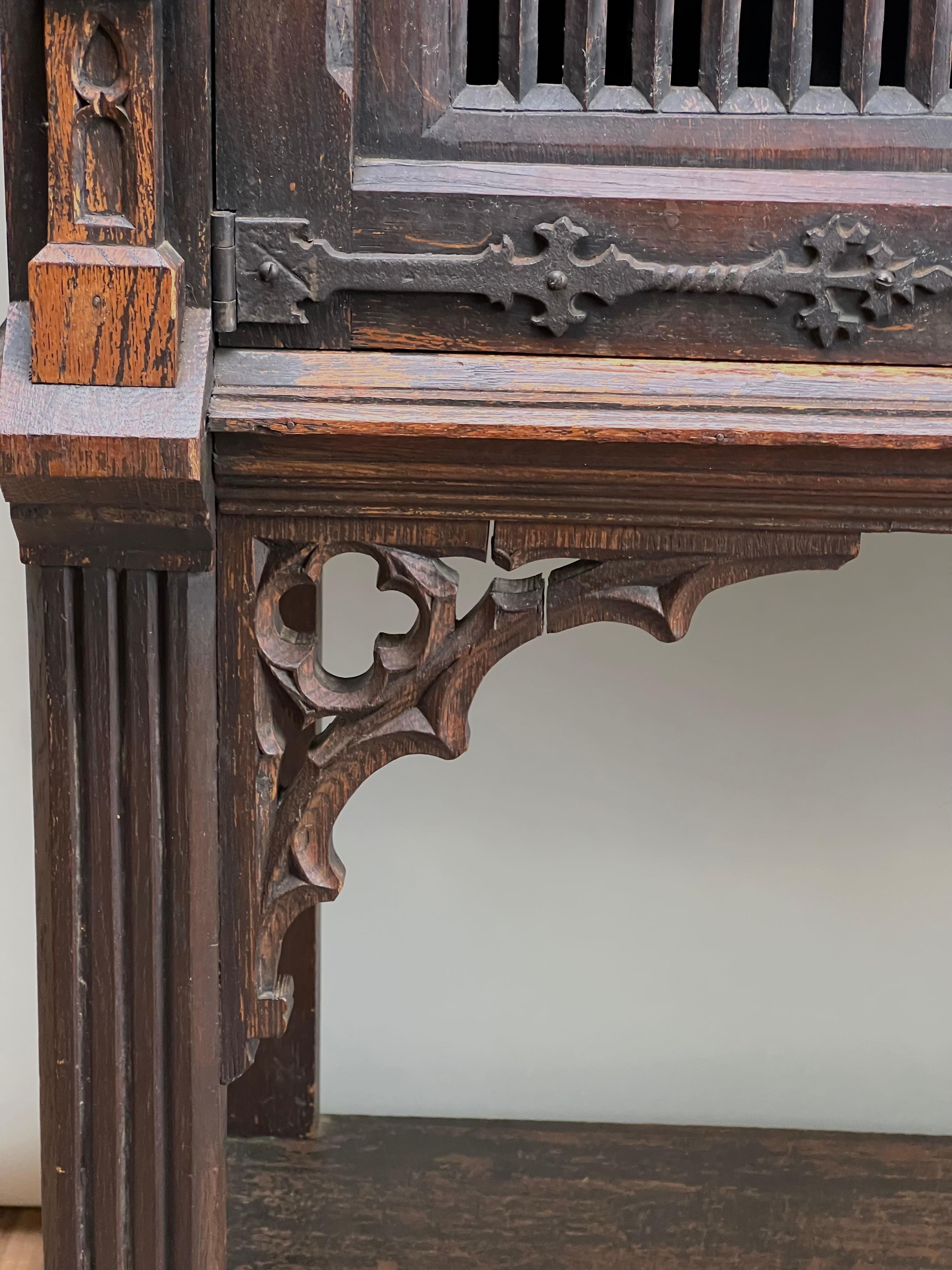 XIXe siècle Armoire de cour néo-gothique belge du 19ème siècle en vente