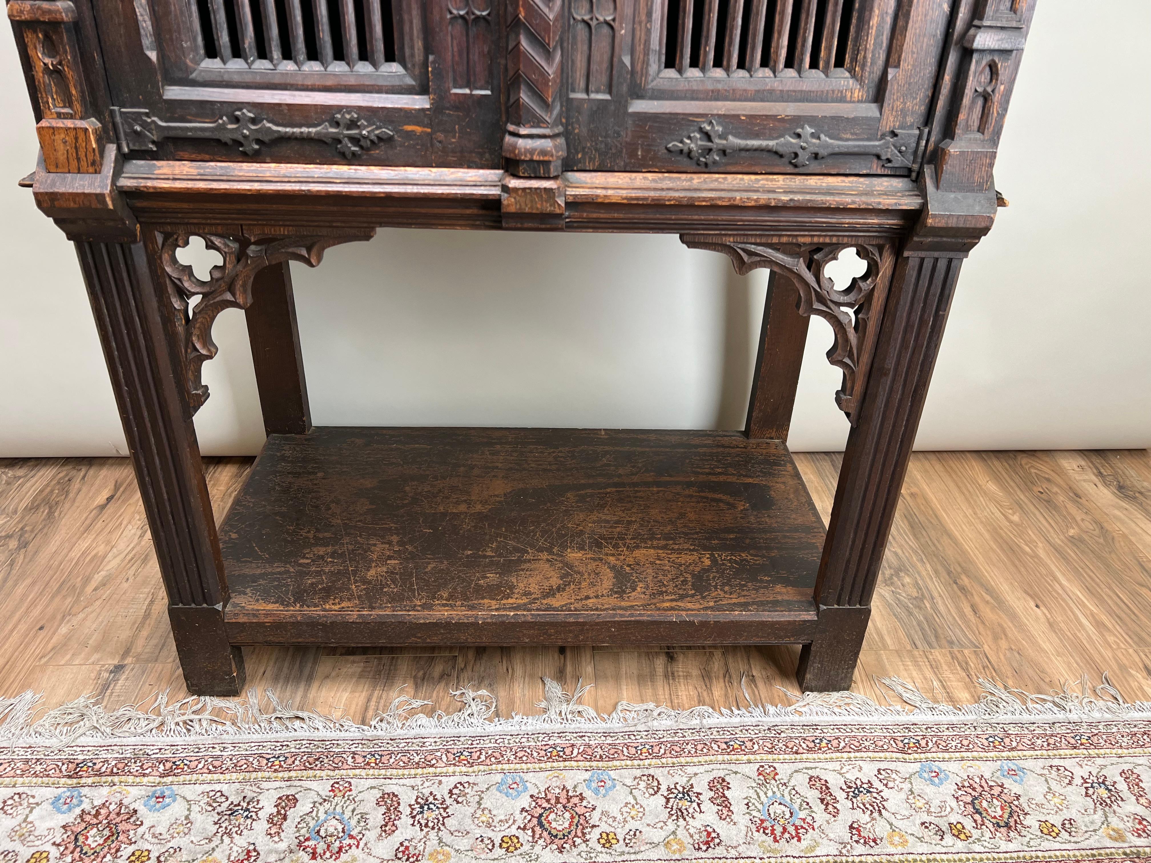 Noyer Armoire de cour néo-gothique belge du 19ème siècle en vente