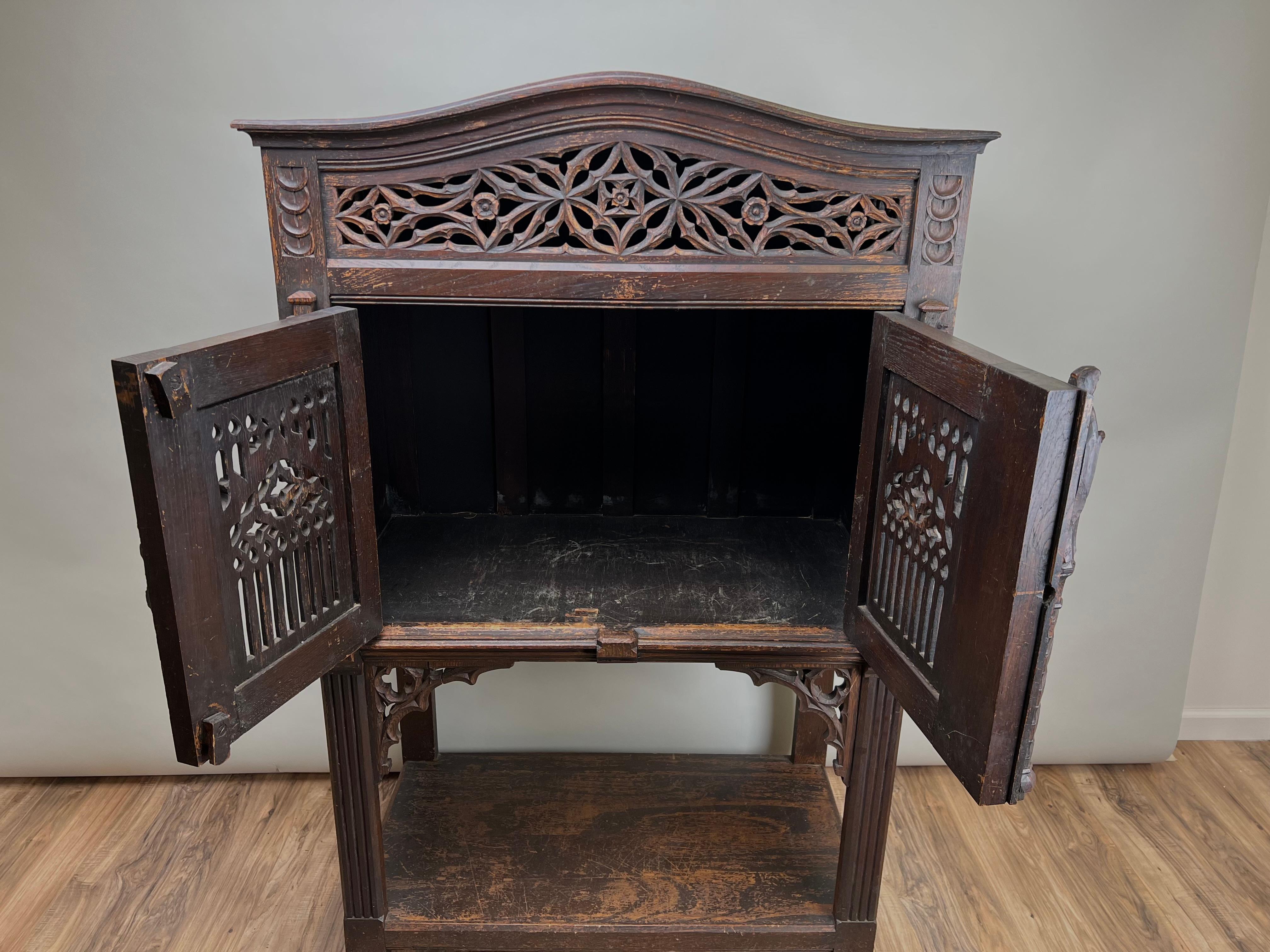 Armoire de cour néo-gothique belge du 19ème siècle en vente 1
