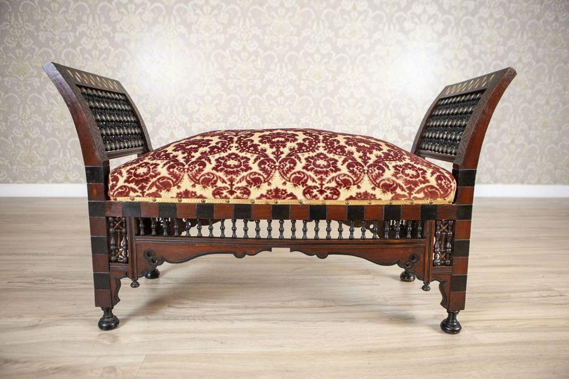 Banc ancien du 19e siècle en bois exotique, tapissé

Banc rembourré à ressorts, richement décoré d'incrustations de nacre, fabriqué à partir de différentes essences de bois exotiques. Style anglo-indien, côtés ajourés impressionnants avec