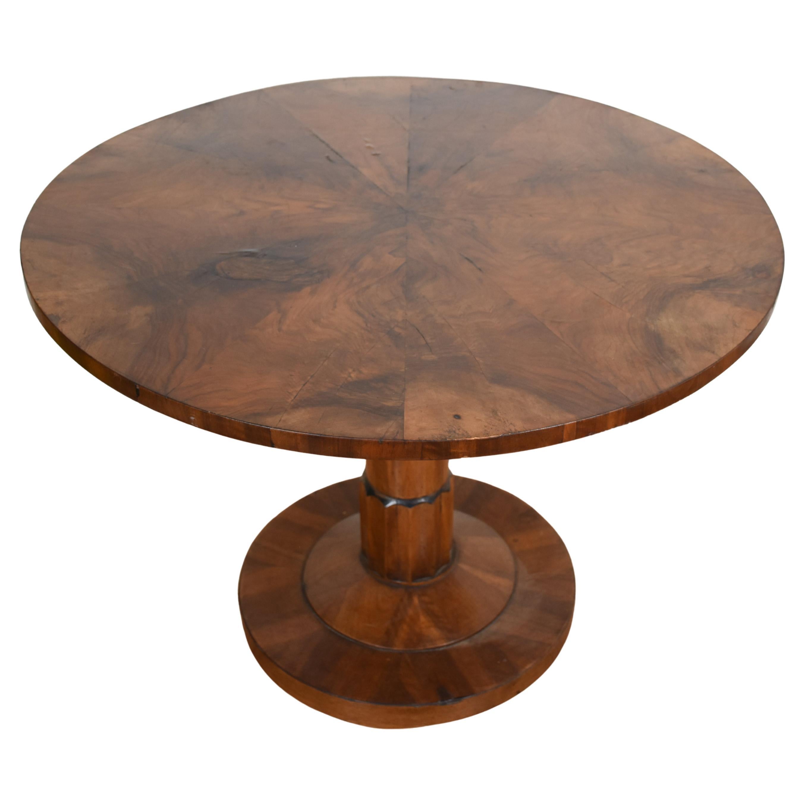 Ancienne table Biedermeier du 19e siècle à piédestal en noyer ronceux, sculptée et à plateau basculant