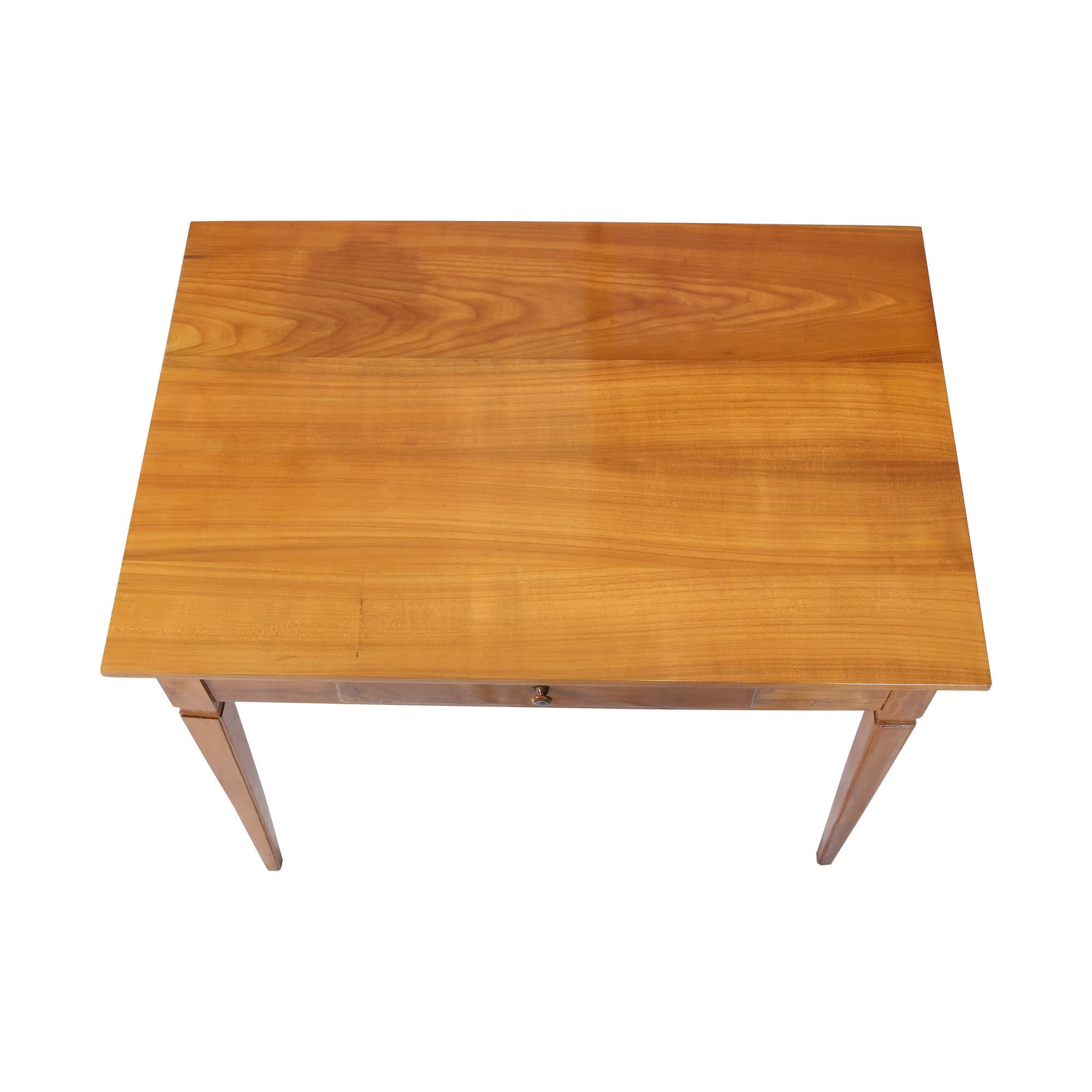 La magnifique table de salon que nous avons sous les yeux est un véritable chef-d'œuvre. Il date de la période Biedermeier, vers 1830 en Allemagne, et est fabriqué en bois de cerisier massif. Ce type de bois est non seulement extrêmement résistant