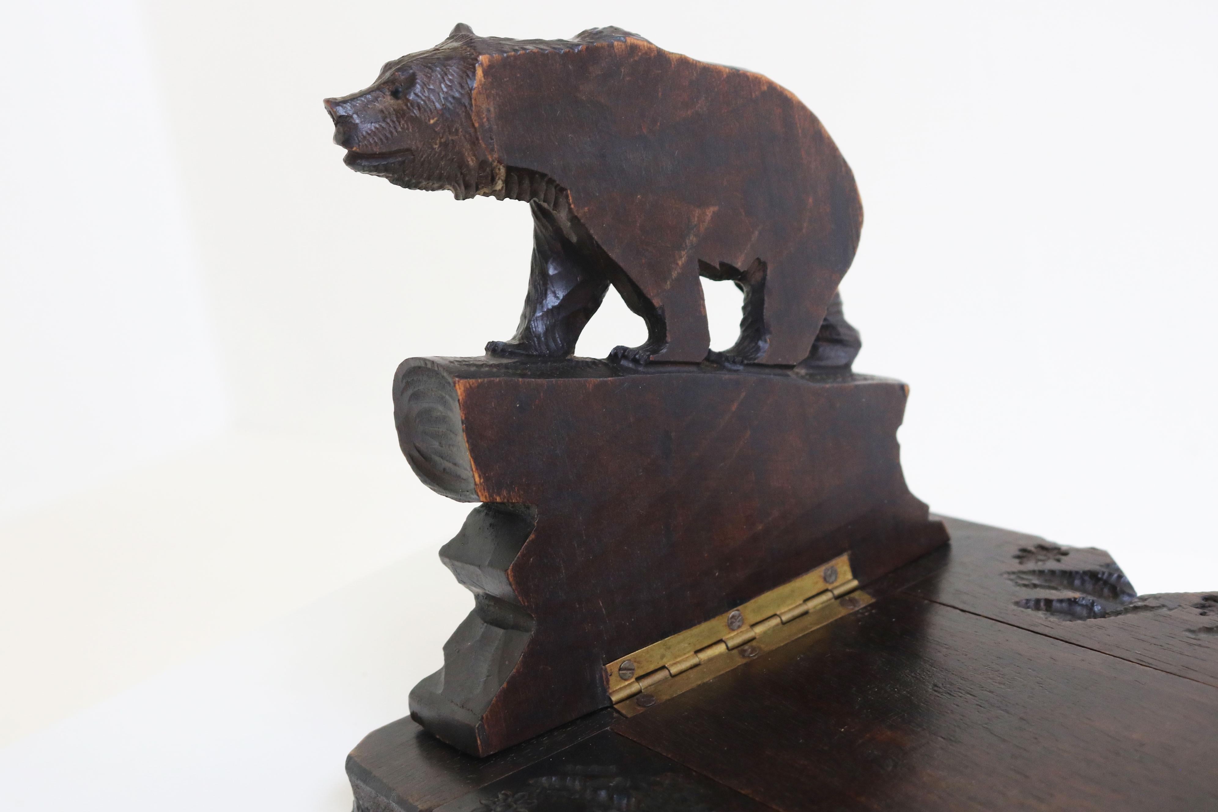 Antiguo Estante para Libros / Estante para Libros del Oso Black Forest del Siglo XIX Tallado a Mano Suizo en venta 4
