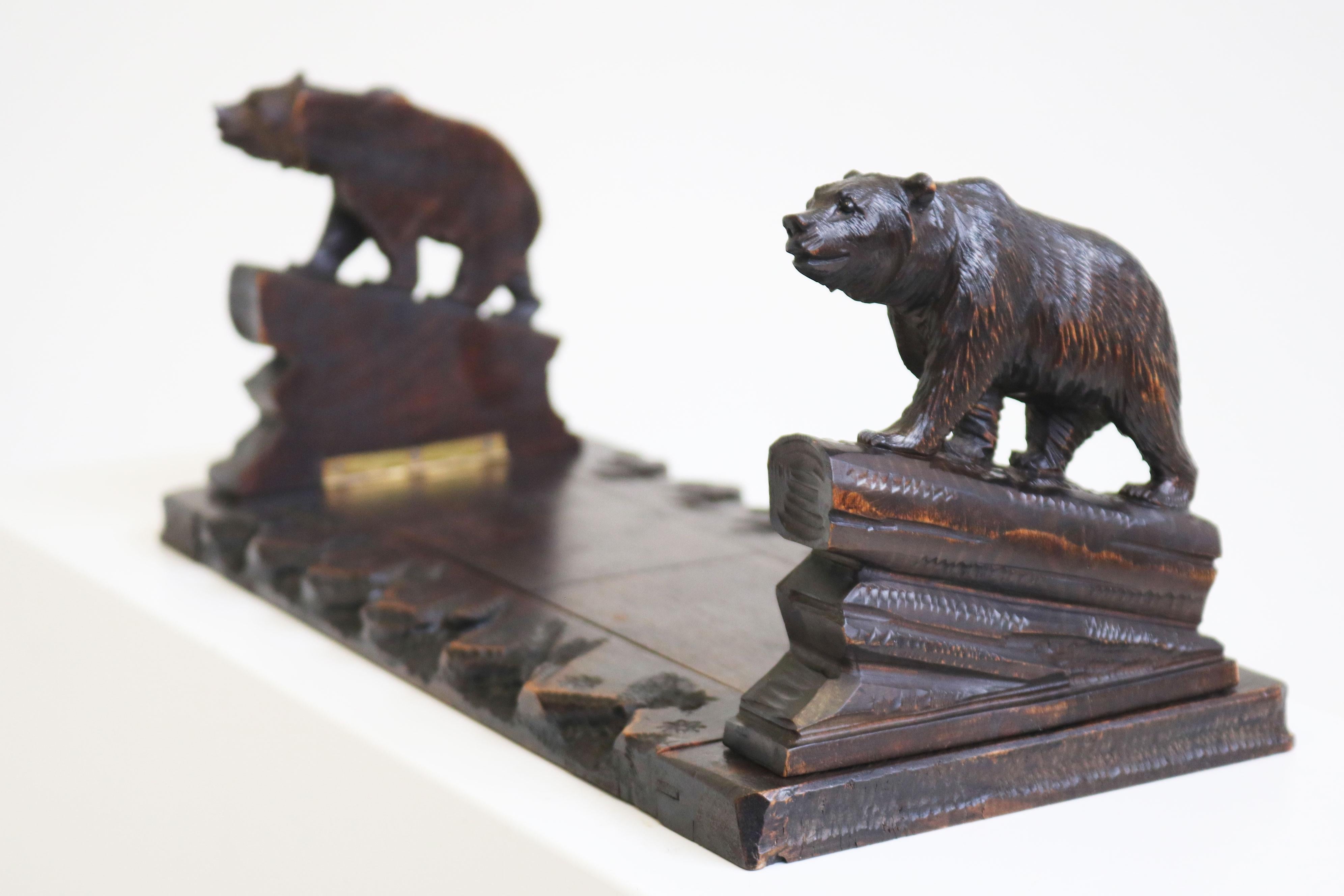 Preciosa estantería extensible antigua del siglo XIX de la Black Forest, tallada a mano en Suiza.
Preciosos osos tallados por un maestro tallista y base de estilo floral Black Forest.
Son unas piezas decorativas maravillosas, llenas de tus libros