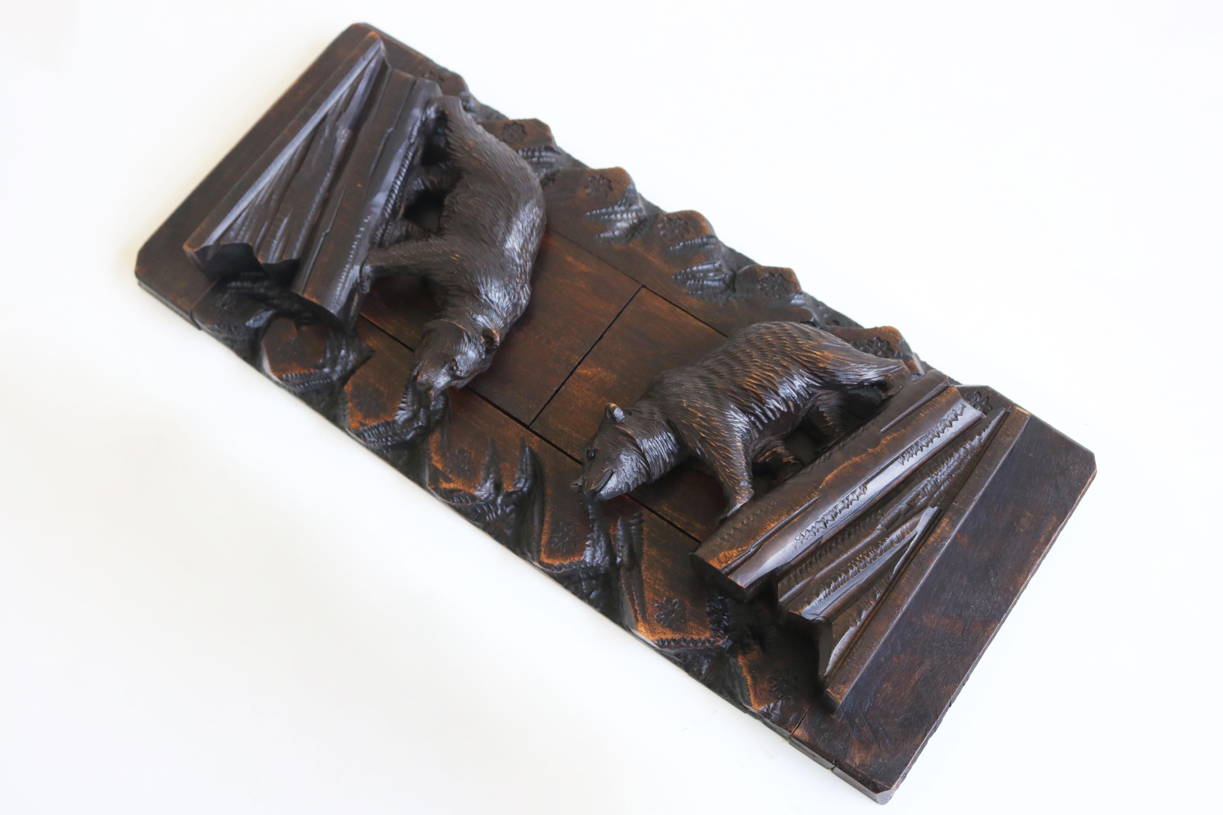 Antiguo Estante para Libros / Estante para Libros del Oso Black Forest del Siglo XIX Tallado a Mano Suizo Tallado a mano en venta