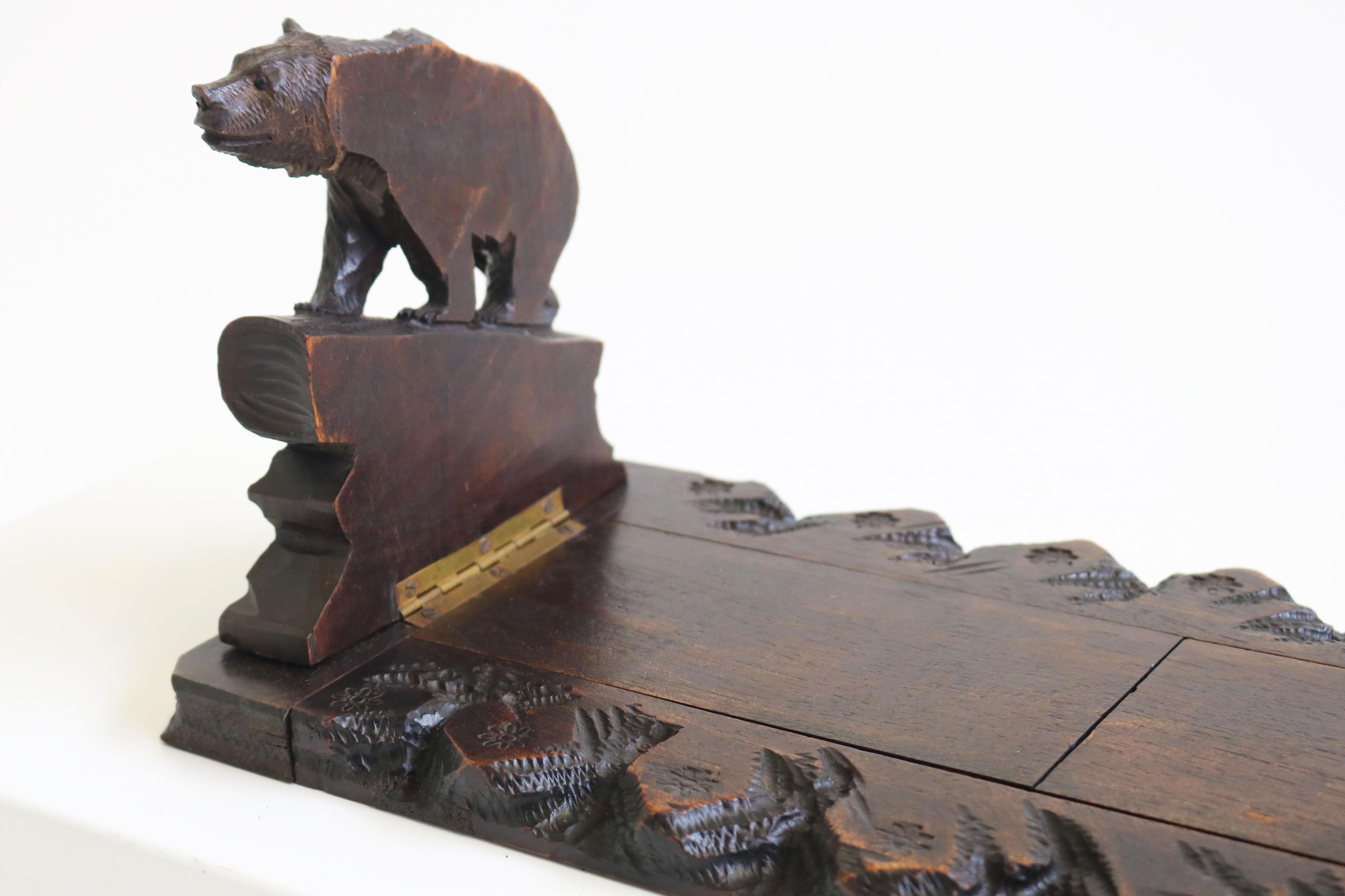 Antiguo Estante para Libros / Estante para Libros del Oso Black Forest del Siglo XIX Tallado a Mano Suizo en Bueno estado para la venta en Ijzendijke, NL