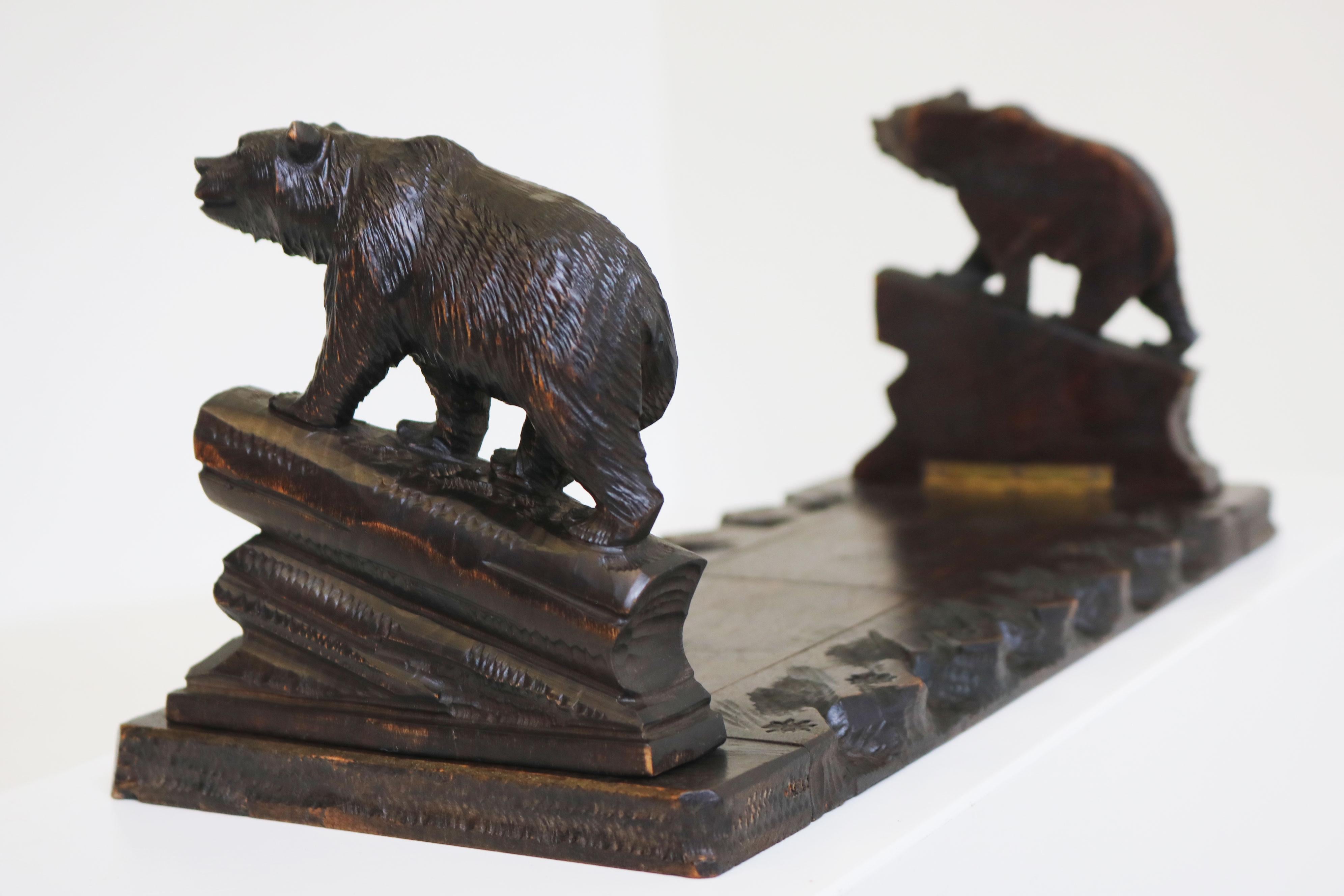 Antiguo Estante para Libros / Estante para Libros del Oso Black Forest del Siglo XIX Tallado a Mano Suizo Madera en venta