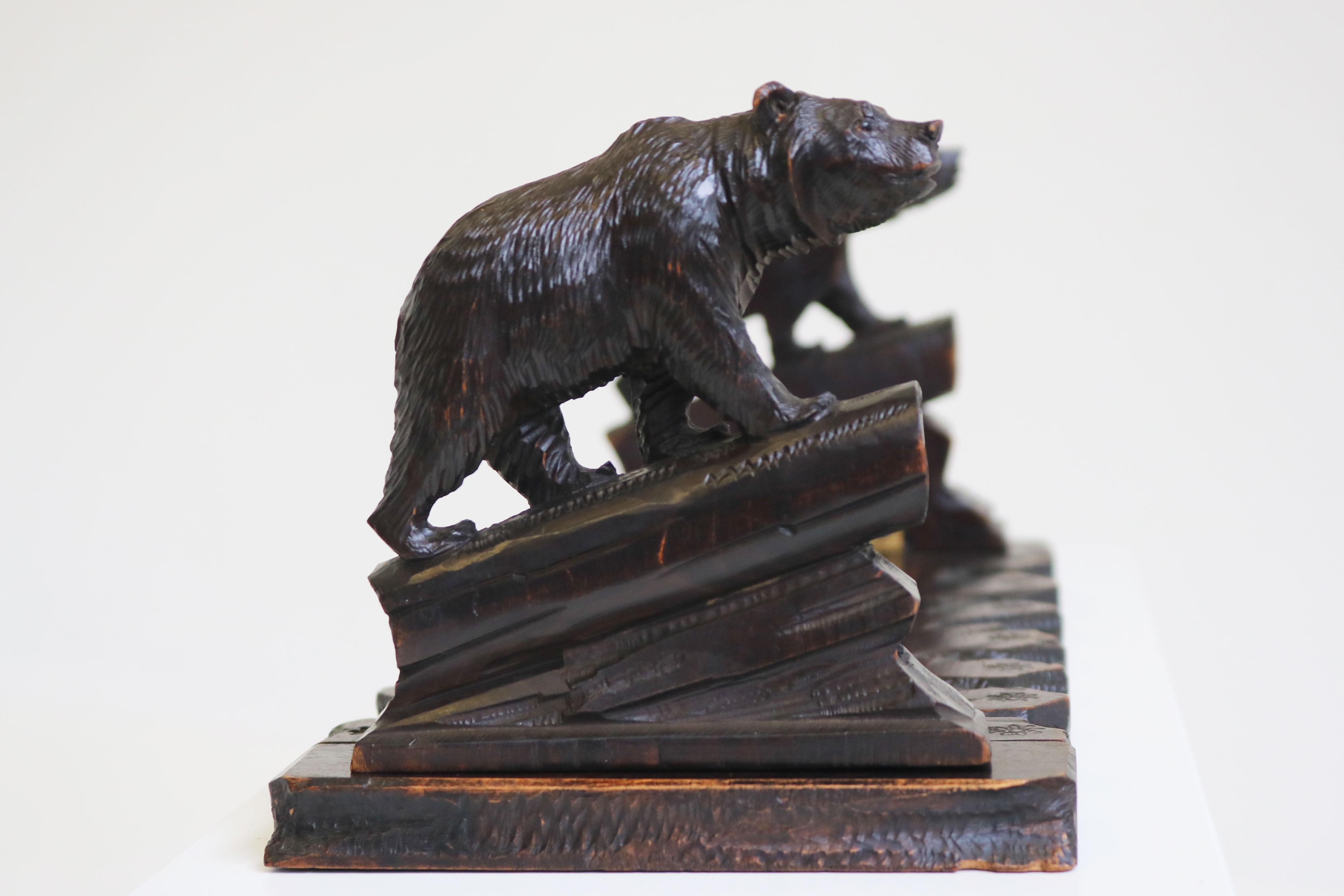 Antiguo Estante para Libros / Estante para Libros del Oso Black Forest del Siglo XIX Tallado a Mano Suizo en venta 1