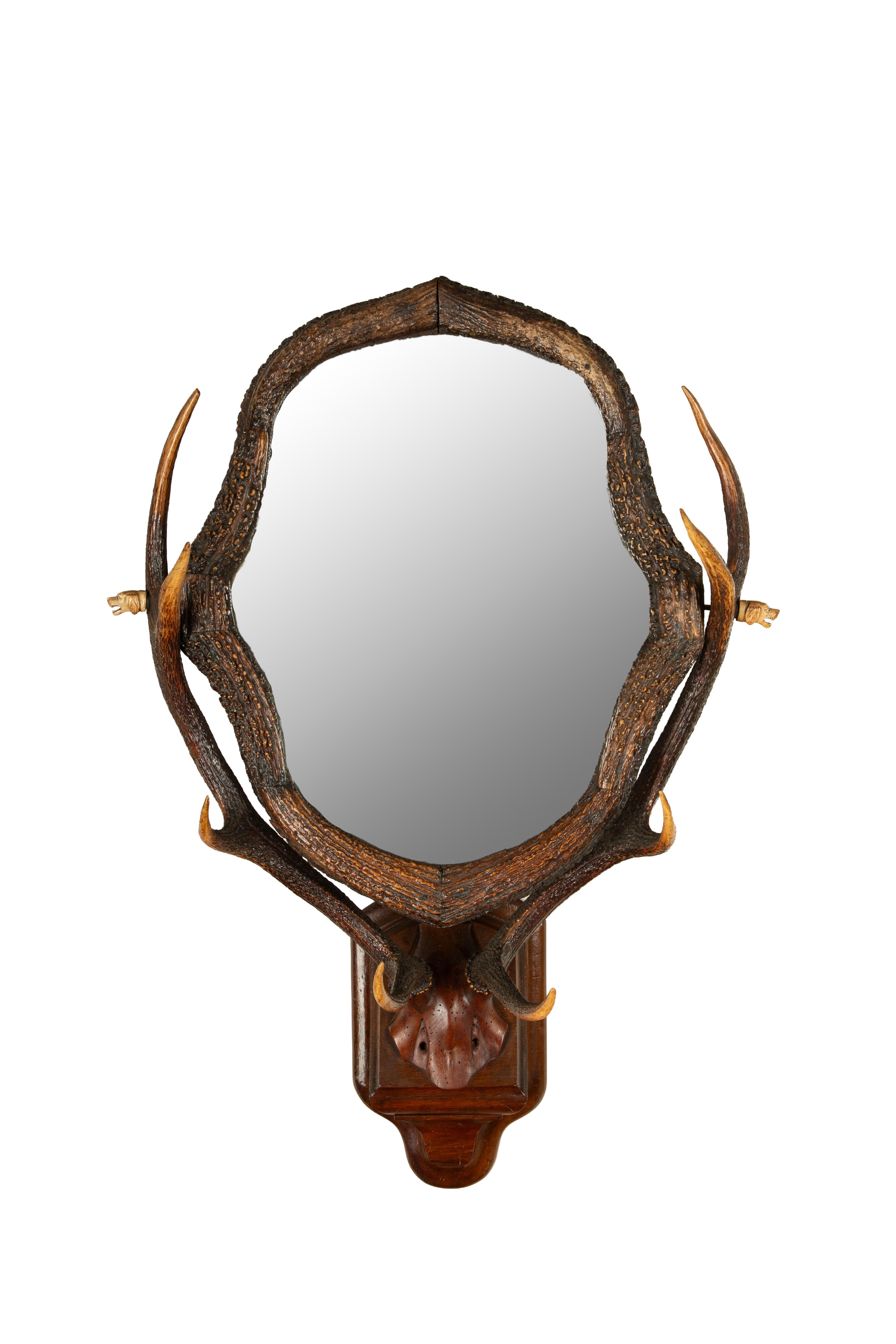 Miroir en bois de forêt noire avec têtes de chien sculptées, 19e siècle

Magnifique miroir de la Forêt-Noire du XIXe siècle, fabriqué à partir de bois de cerf naturel et monté sur une plaque en bois sculpté. Le miroir est encadré par des bois