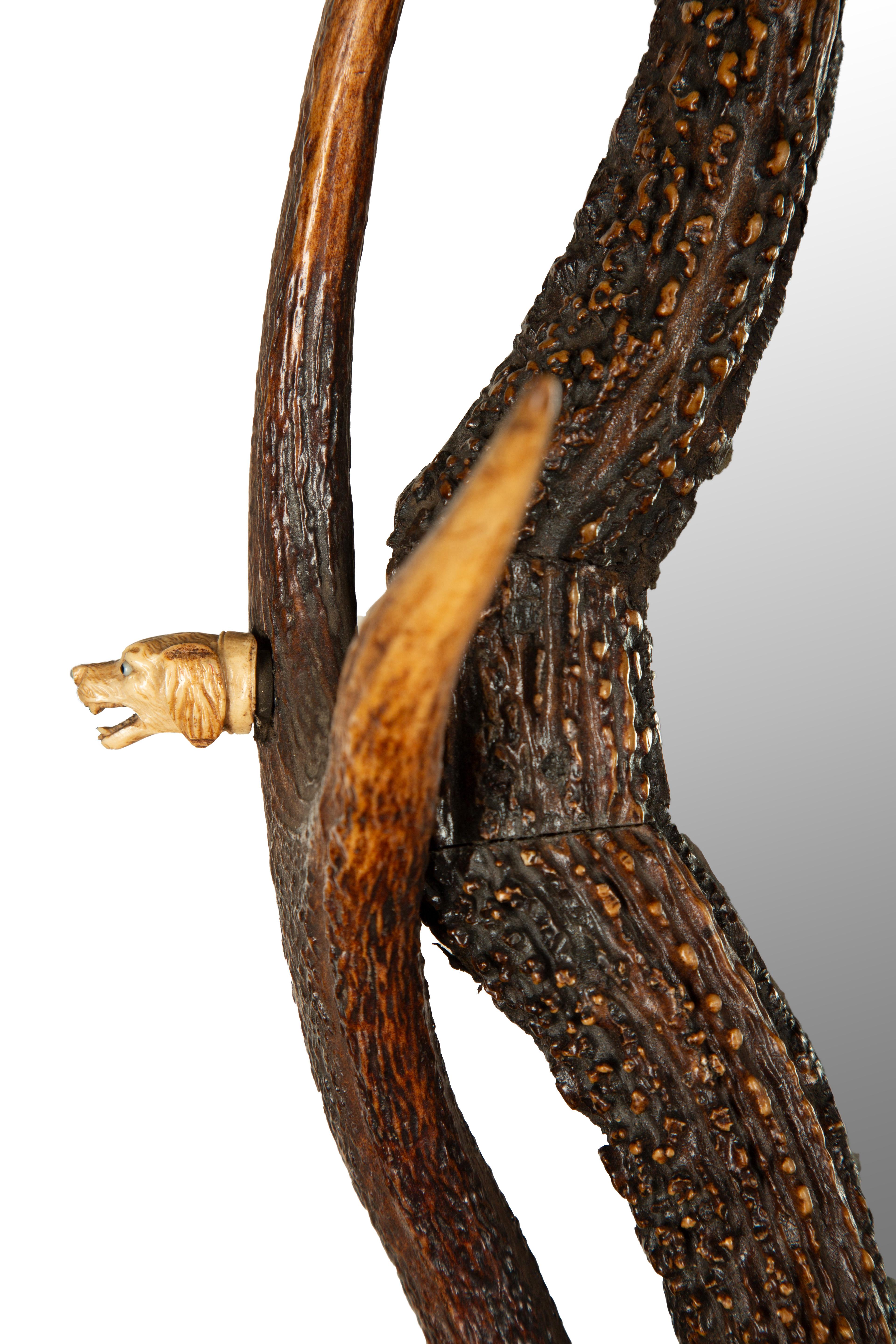 Allemand Antique Black Forest Mirror en bois de cerf du 19ème siècle avec têtes de chien en os sculpté en vente