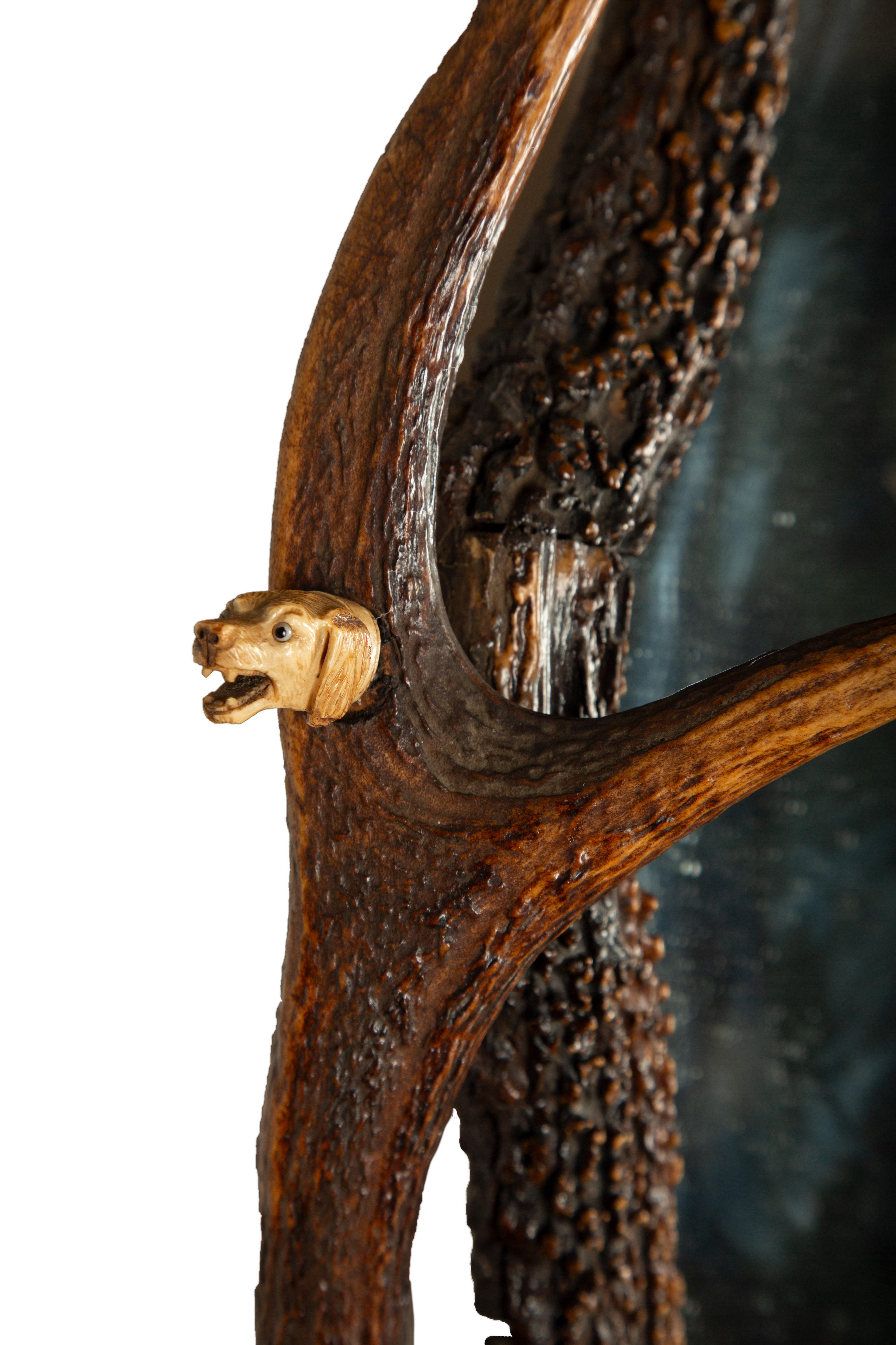 Antique Black Forest Mirror en bois de cerf du 19ème siècle avec têtes de chien en os sculpté Excellent état - En vente à New York, NY