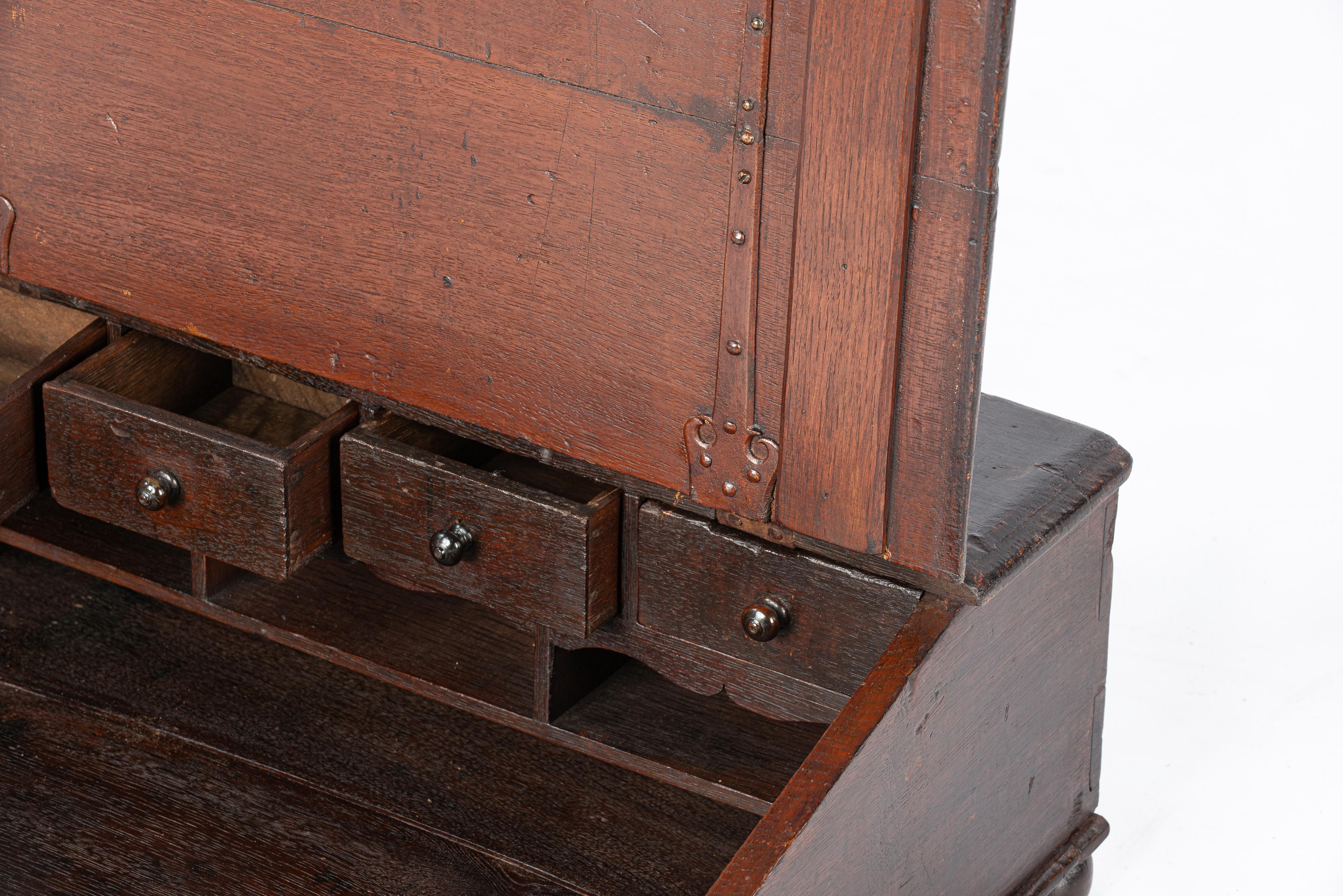 Antikes 19. Jahrhundert geschwärzte dunkelbraune Eiche Holländisches Rednerpult oder tragbarer Schreibtisch im Angebot 6