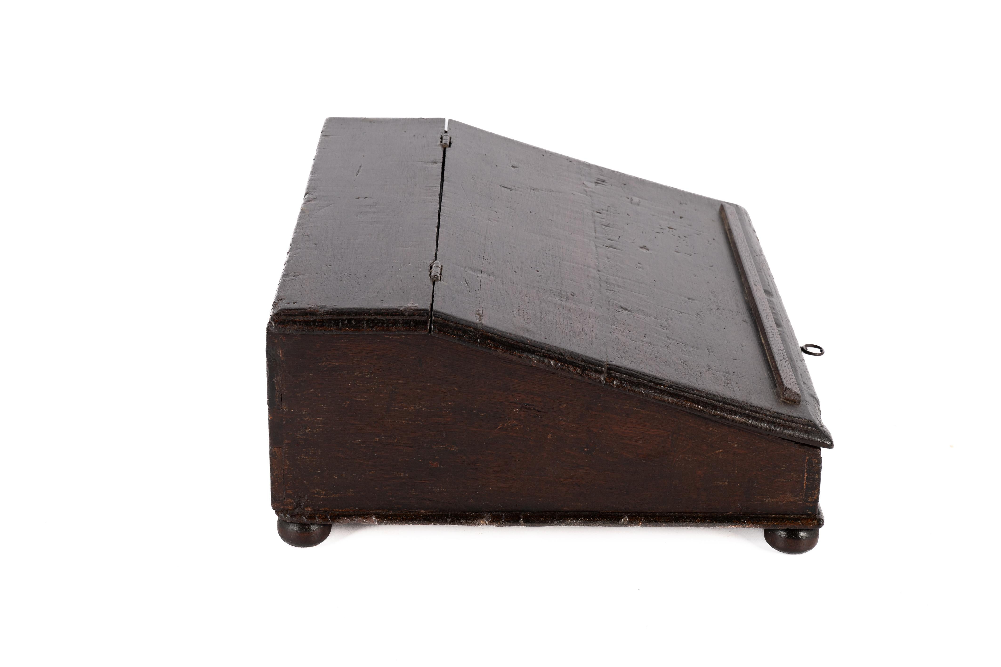 Antikes 19. Jahrhundert geschwärzte dunkelbraune Eiche Holländisches Rednerpult oder tragbarer Schreibtisch (Lackiert) im Angebot