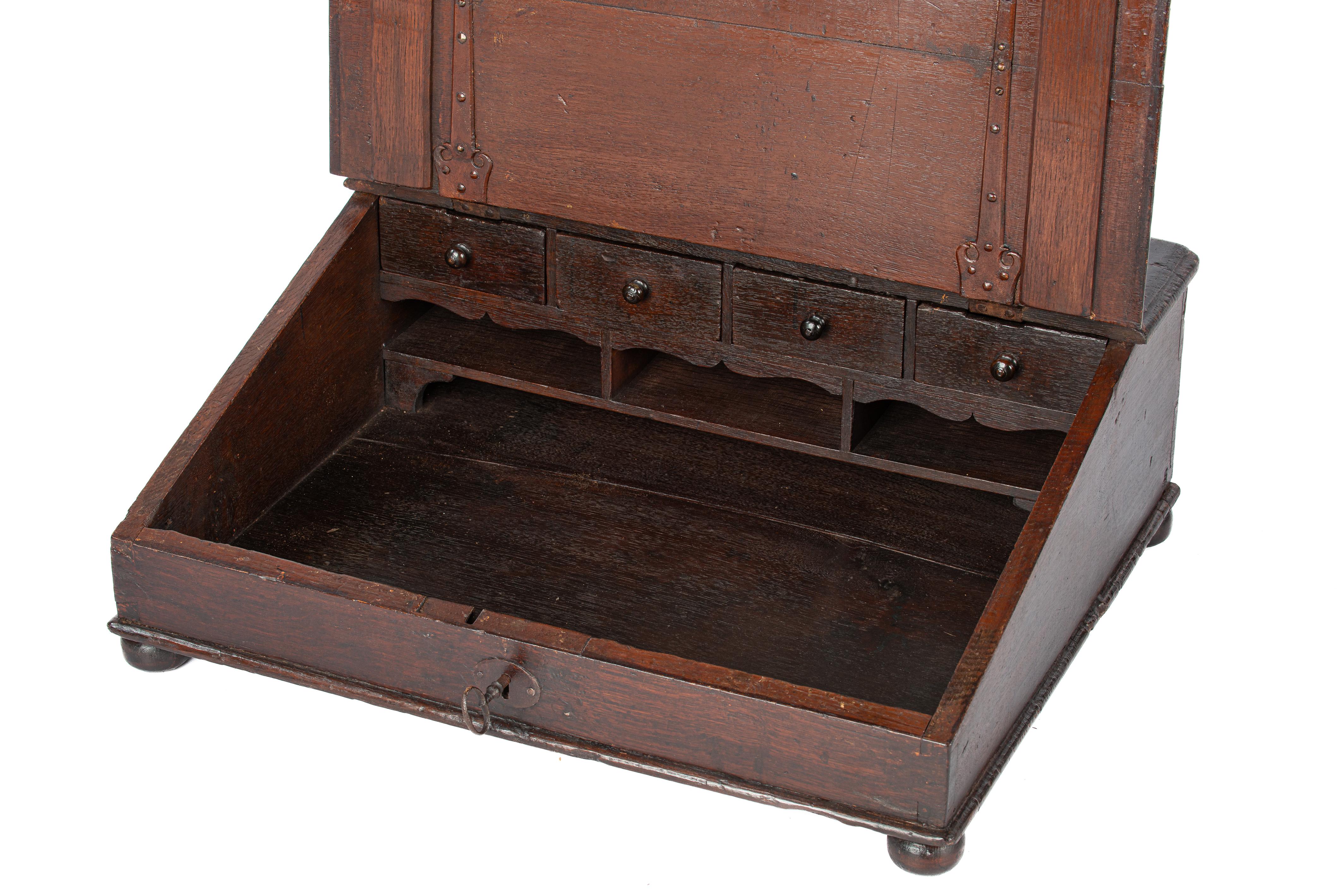 Antikes 19. Jahrhundert geschwärzte dunkelbraune Eiche Holländisches Rednerpult oder tragbarer Schreibtisch im Angebot 3