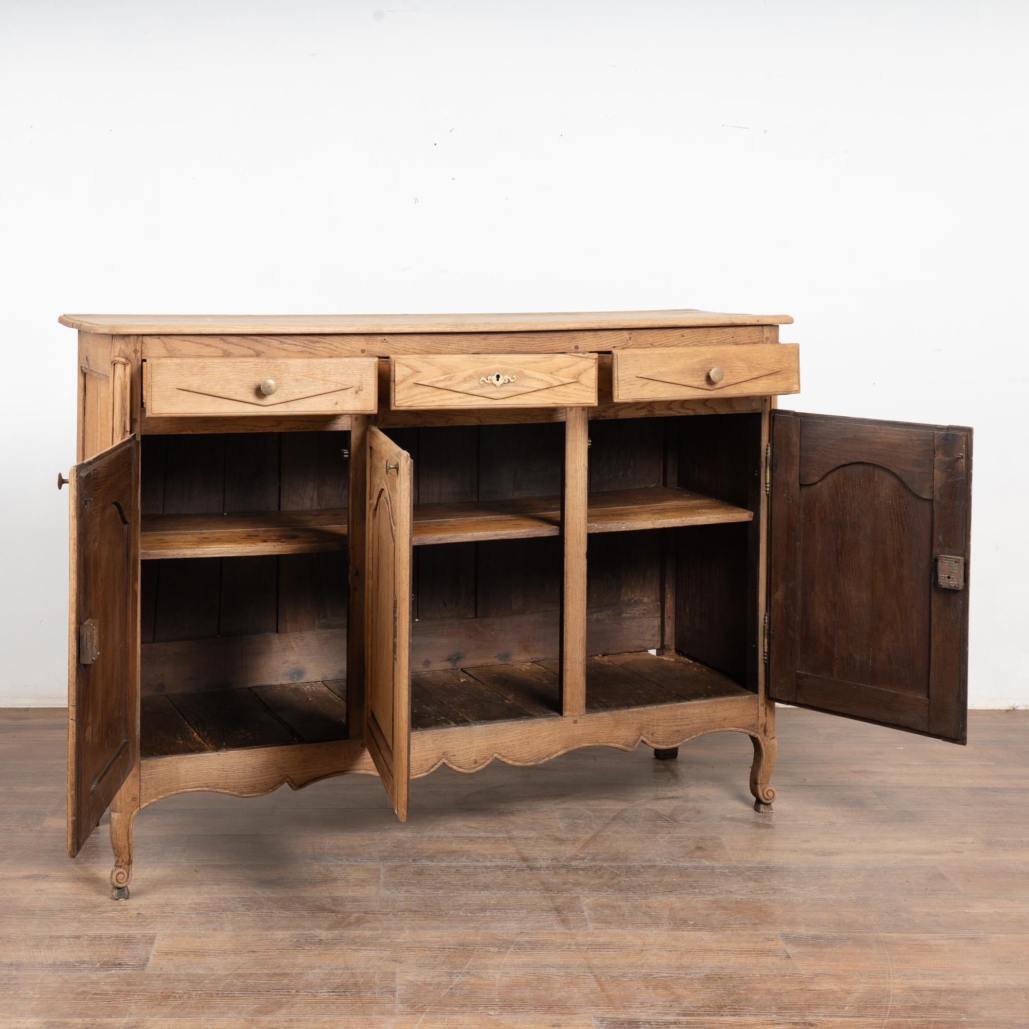 Antikes 3-türiges Sideboard-Buffet aus gebleichter Eiche aus Frankreich, 19. Jahrhundert (Land) im Angebot
