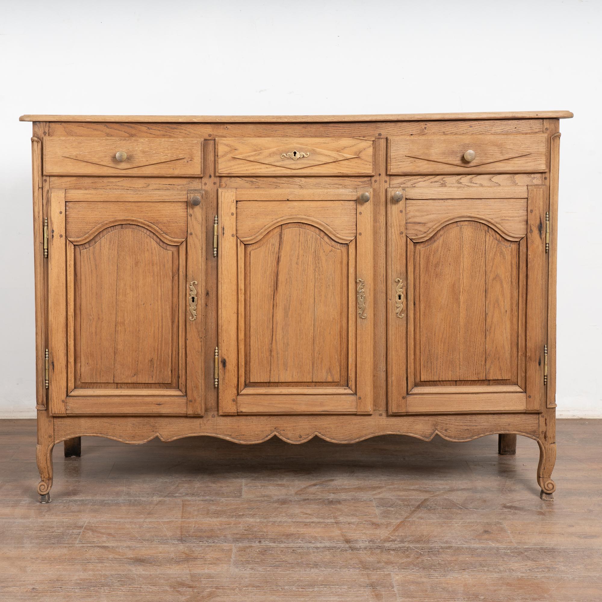 Antikes 3-türiges Sideboard-Buffet aus gebleichter Eiche aus Frankreich, 19. Jahrhundert (Französisch) im Angebot