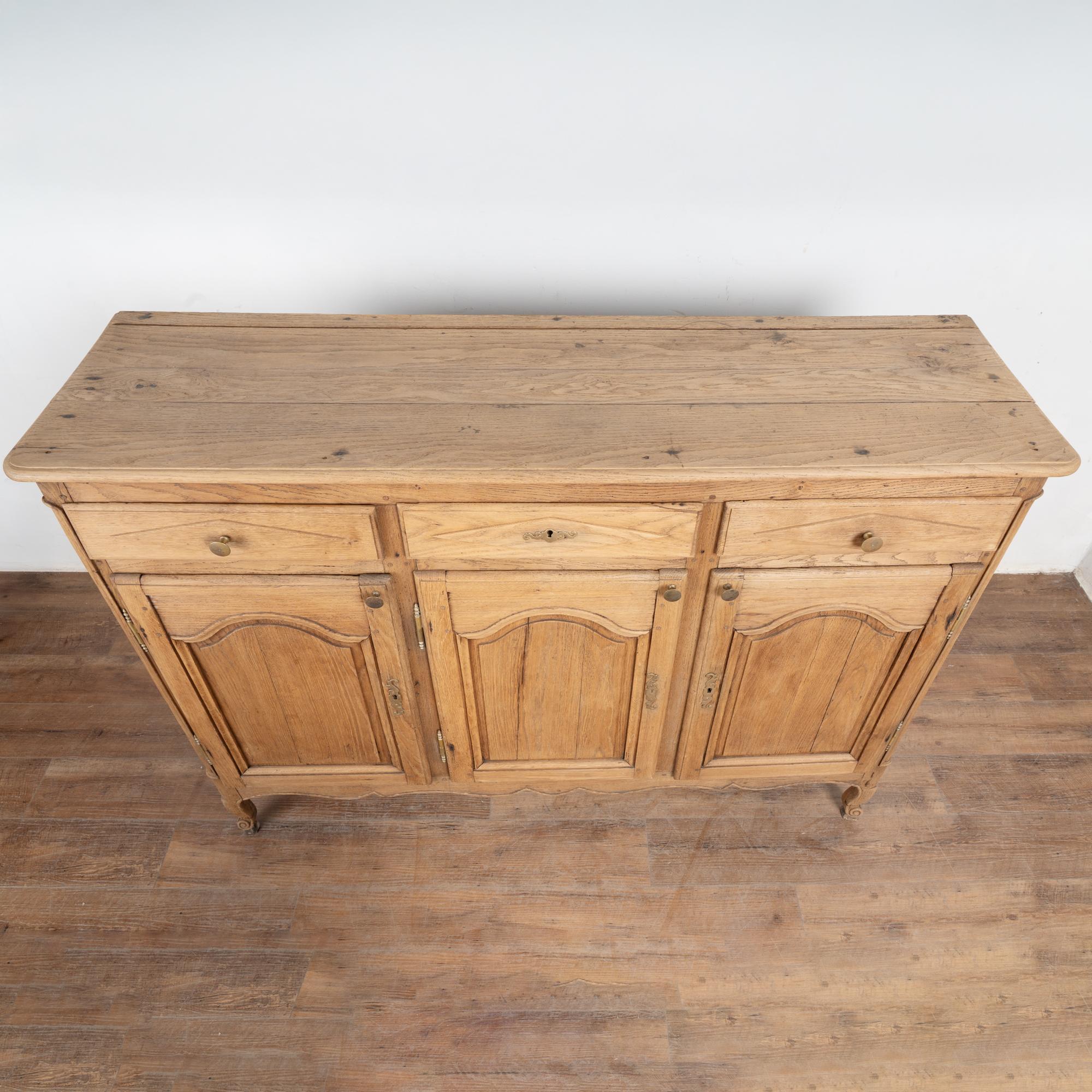 Antikes 3-türiges Sideboard-Buffet aus gebleichter Eiche aus Frankreich, 19. Jahrhundert im Zustand „Gut“ im Angebot in Round Top, TX